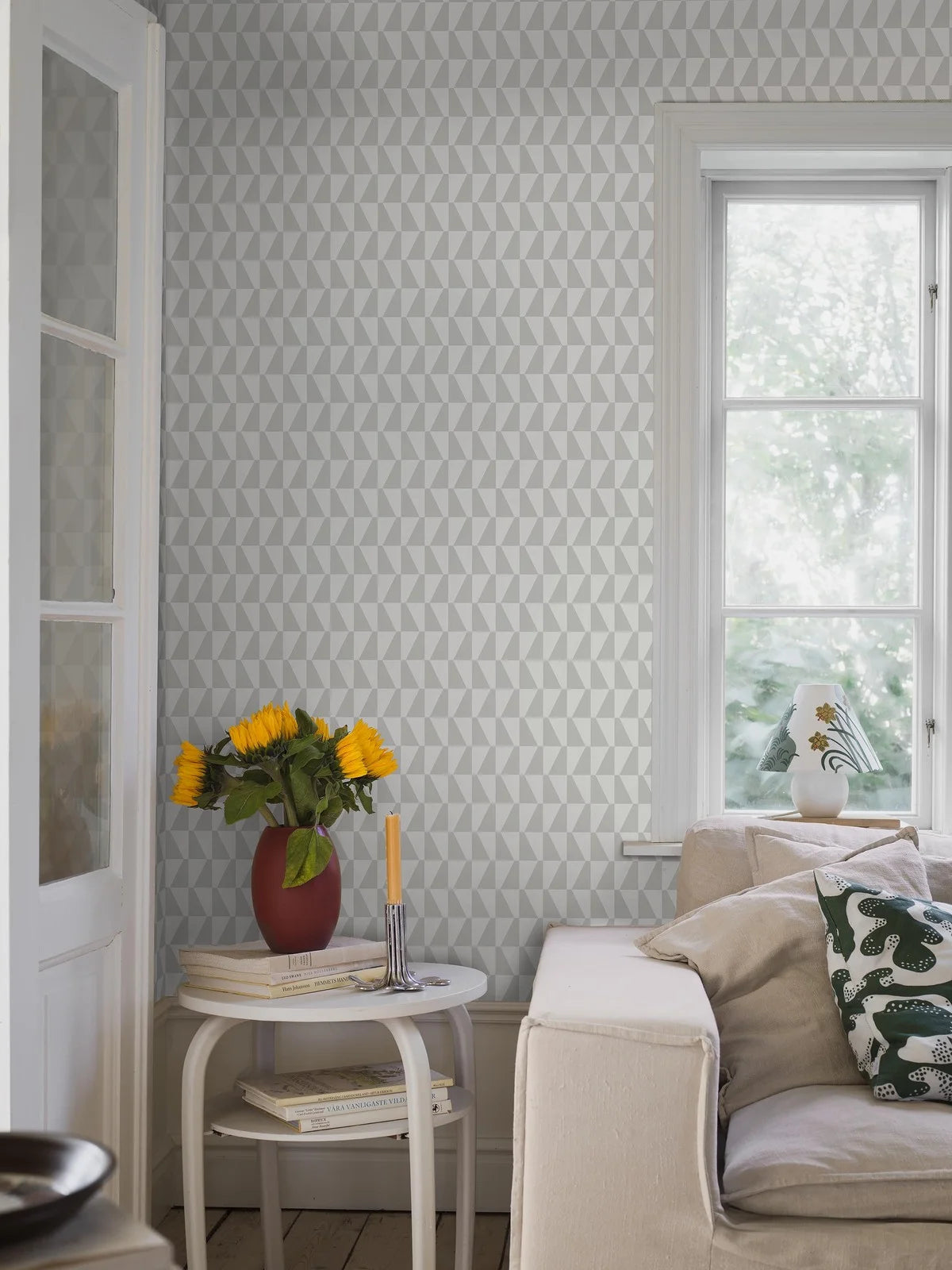 Non-woven paper wallpaper with geometric TRAPEZ pattern in light blue and white