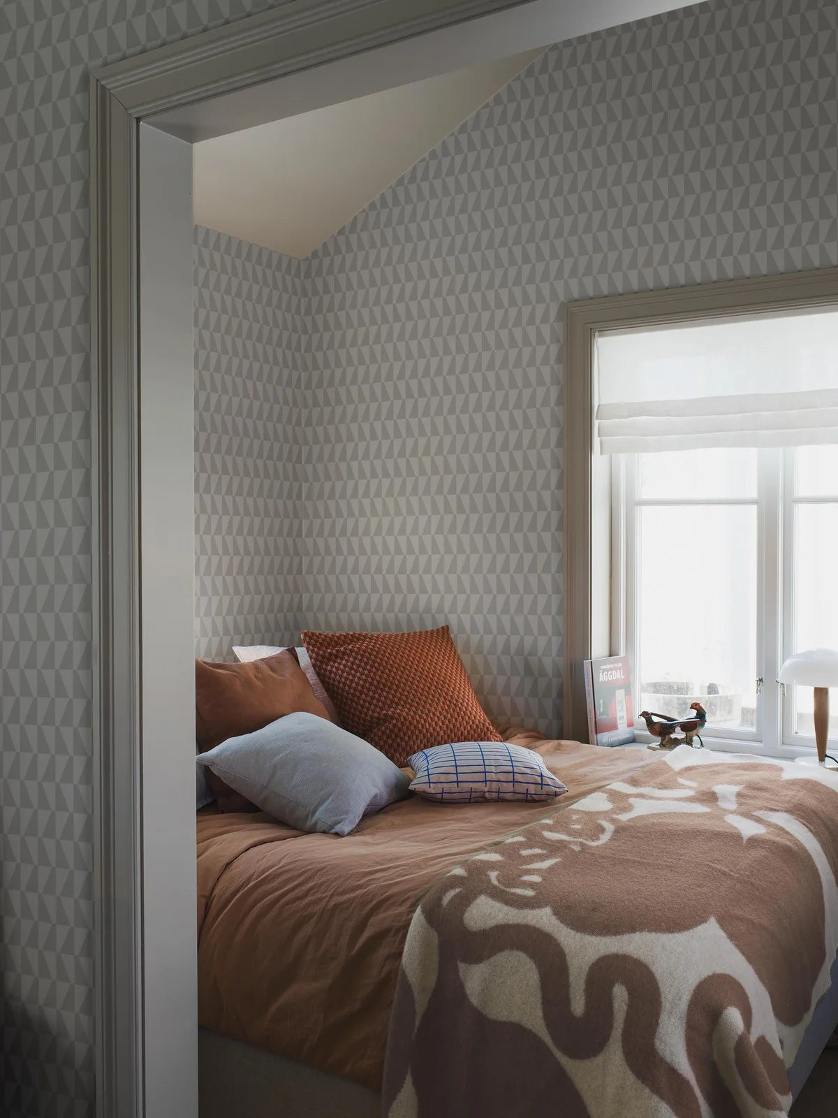 Non-woven paper wallpaper with geometric TRAPEZ pattern in light blue and white