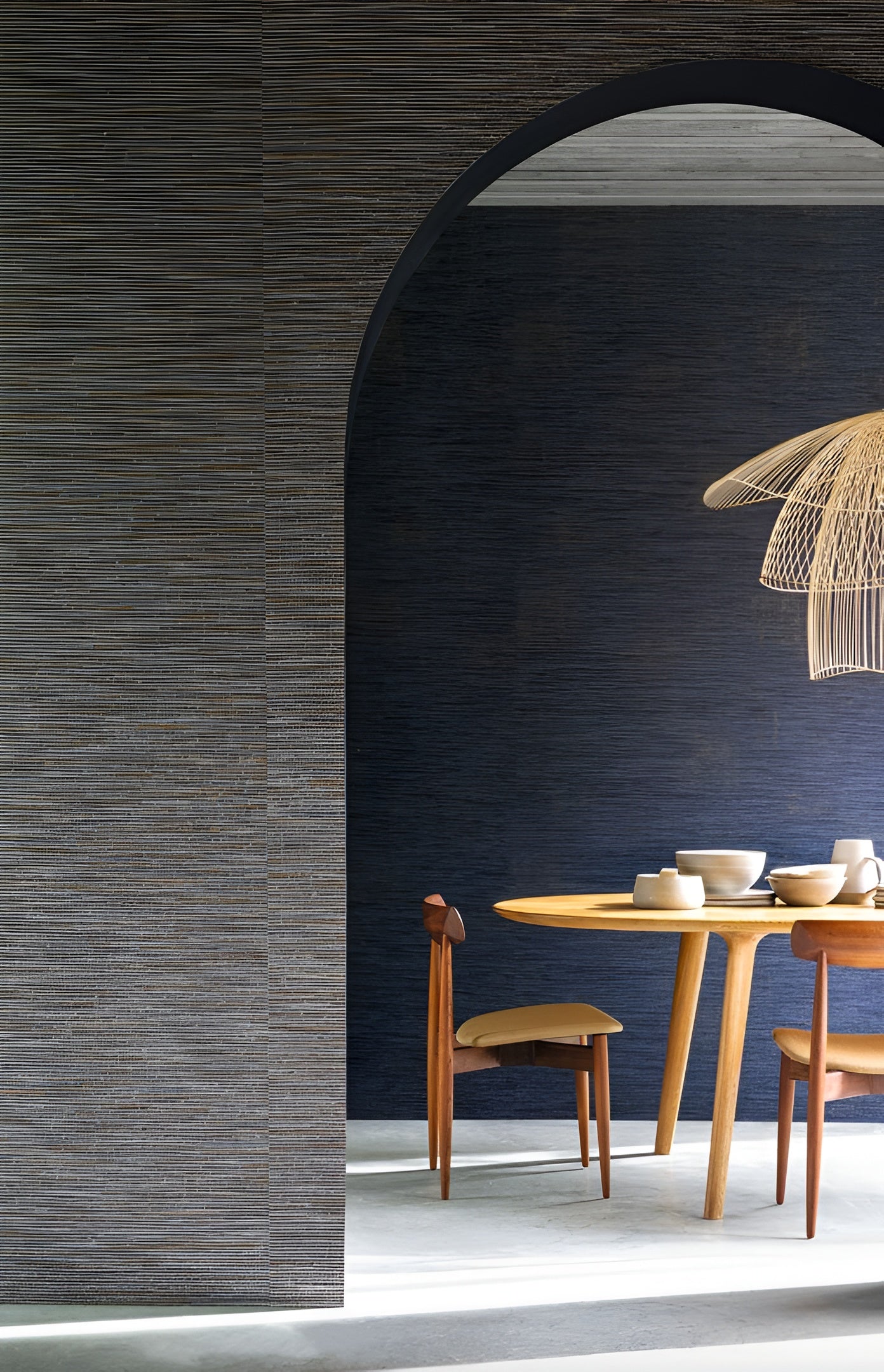 Textilní tapeta se strukturou napodobující plátno VAGAR - TAUPE/PÍSKOVÁ taupe s pískovou