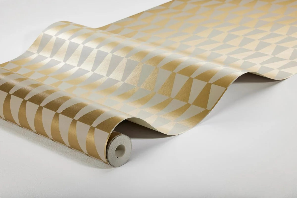 Tapeta flizelinowa papierowa z geometrycznym wzorem TRAPEZ beżowy ze złotym – styl skandynawski