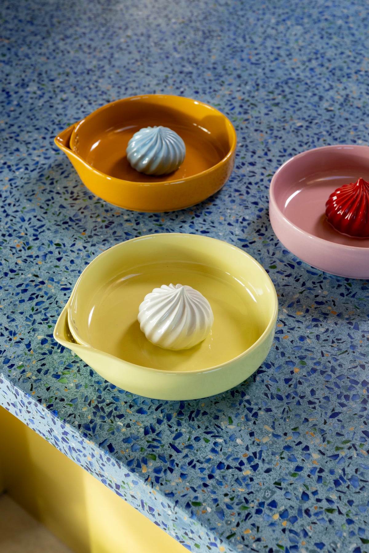 Wyciskarka do cytrusów PUDDING pomarańczowy z błękitnym – &k Amsterdam