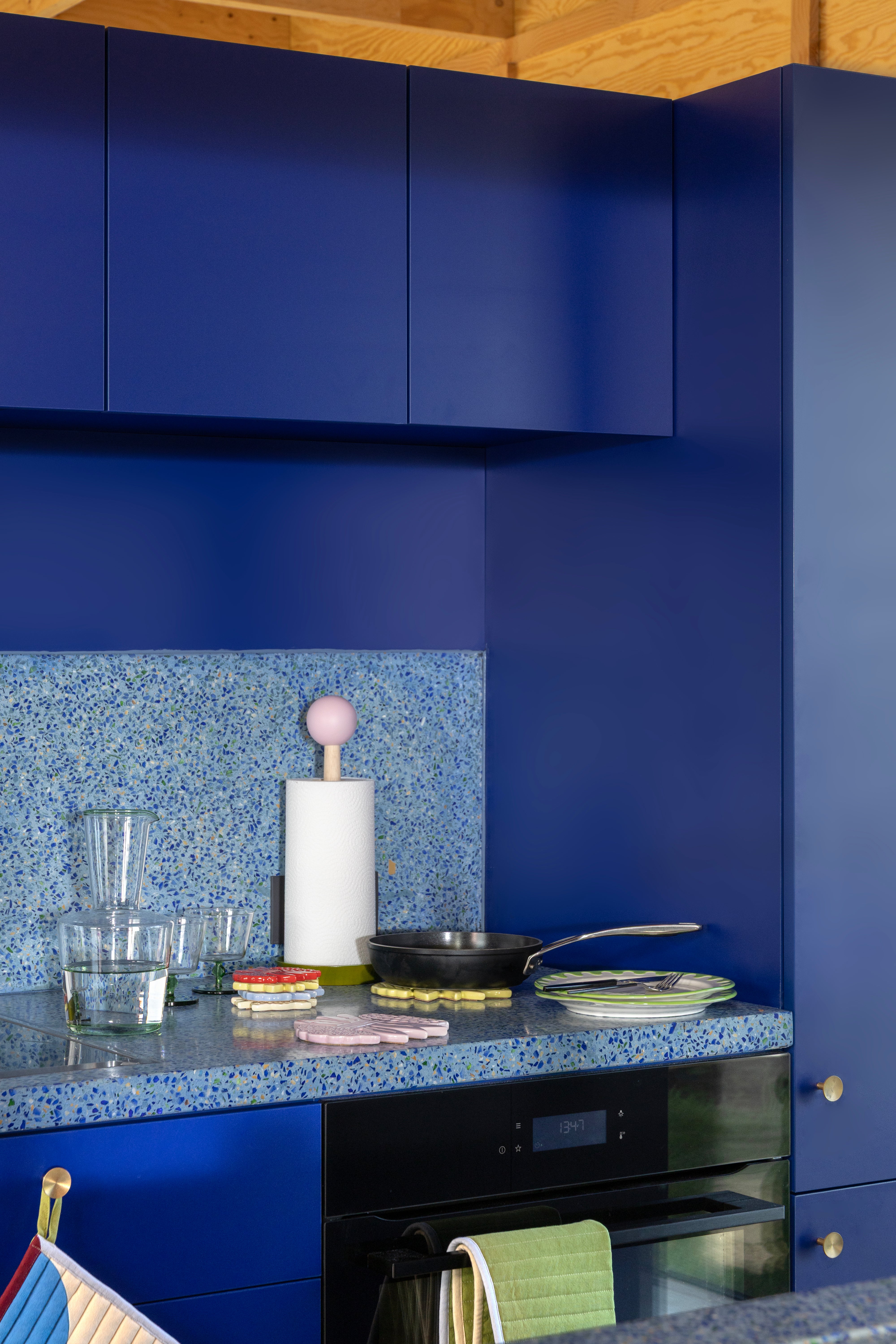 Dřevěný stojan na papírové utěrky HALMA se zelenou a růžovou barvou