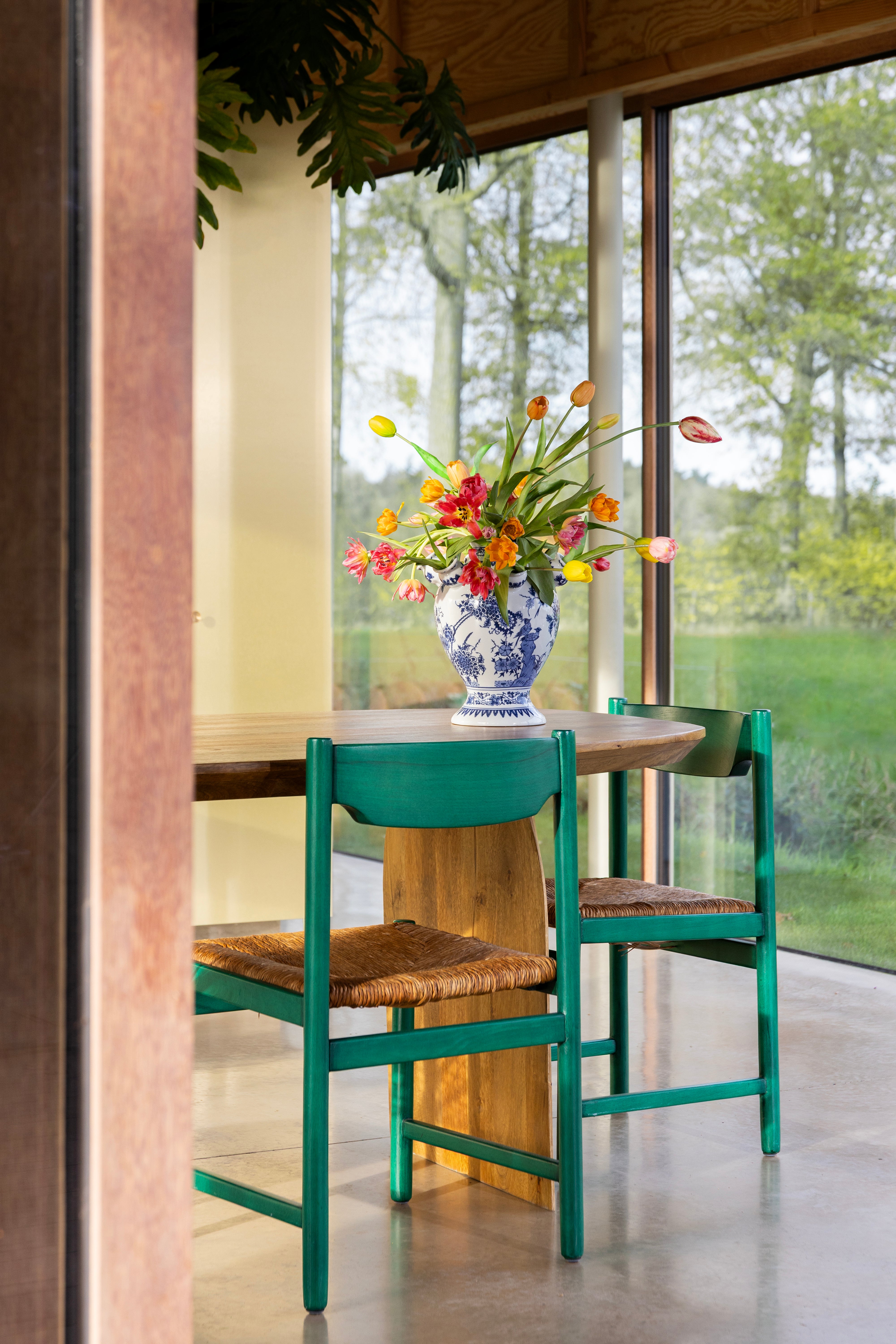 Váza TULIP CASCADE bílá s modrou