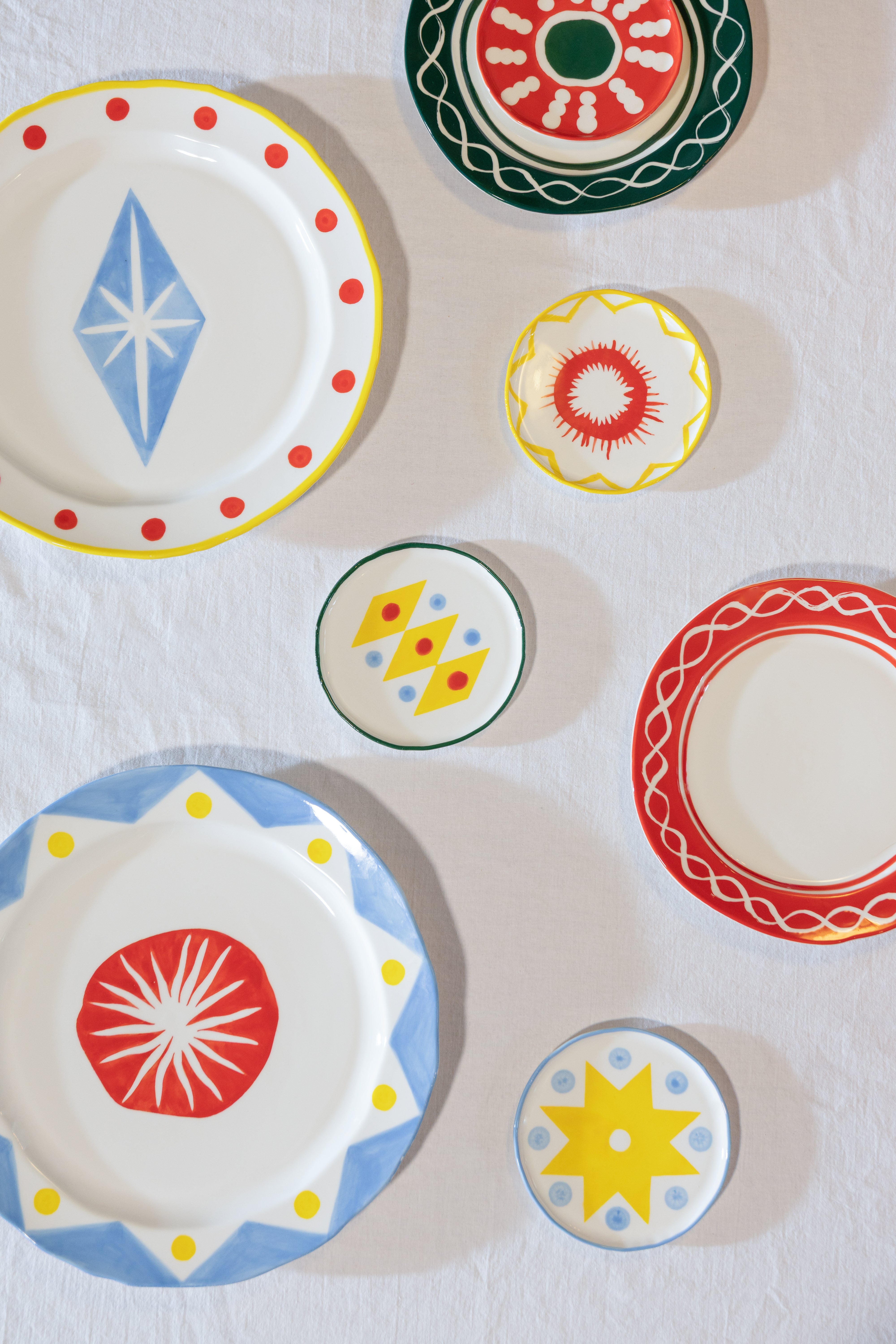 FESTIVO Breakfast Plate Set Red and White Porcelain