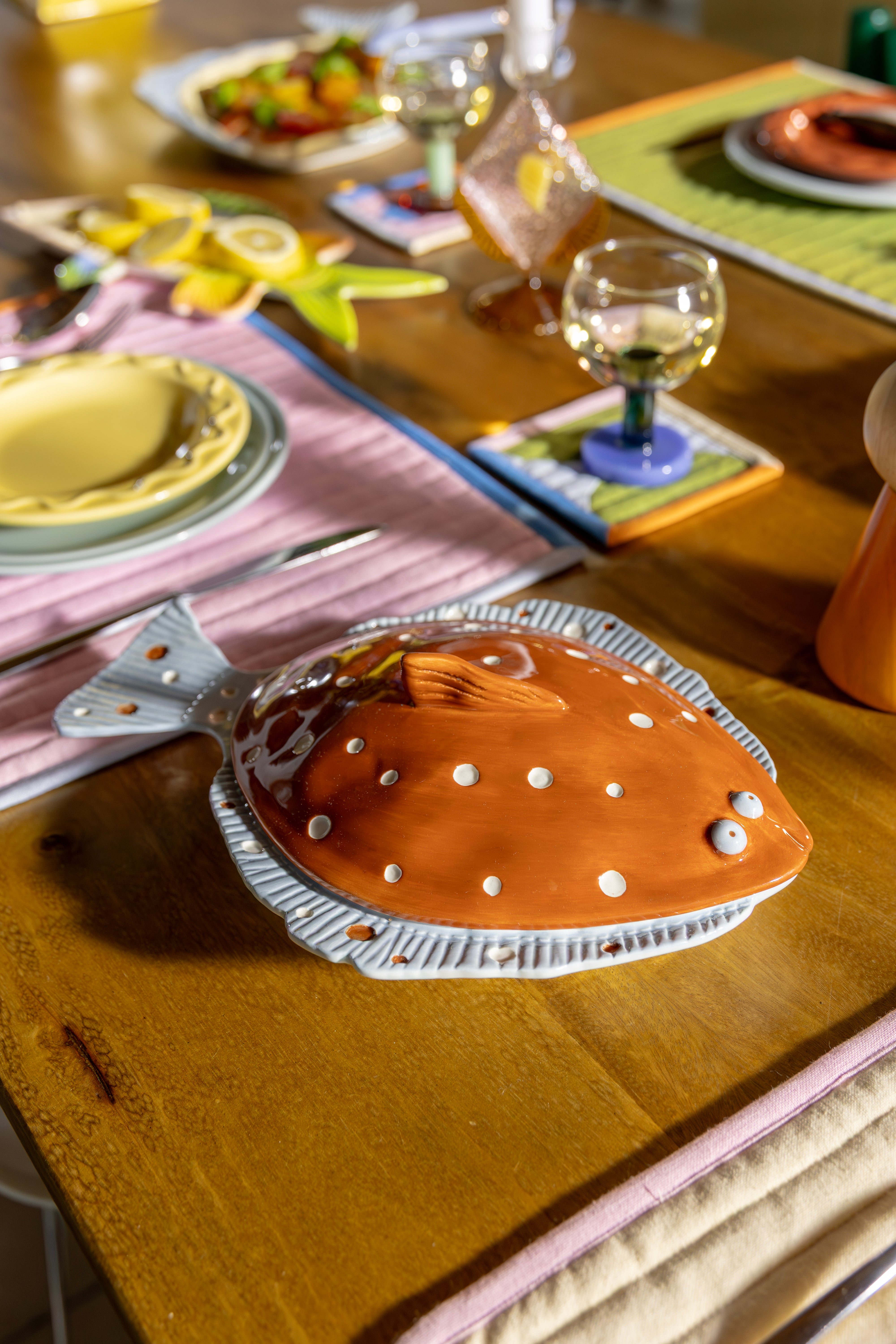 Hluboký talíř s poklicí PLAICE hnědý s modrou a bílou