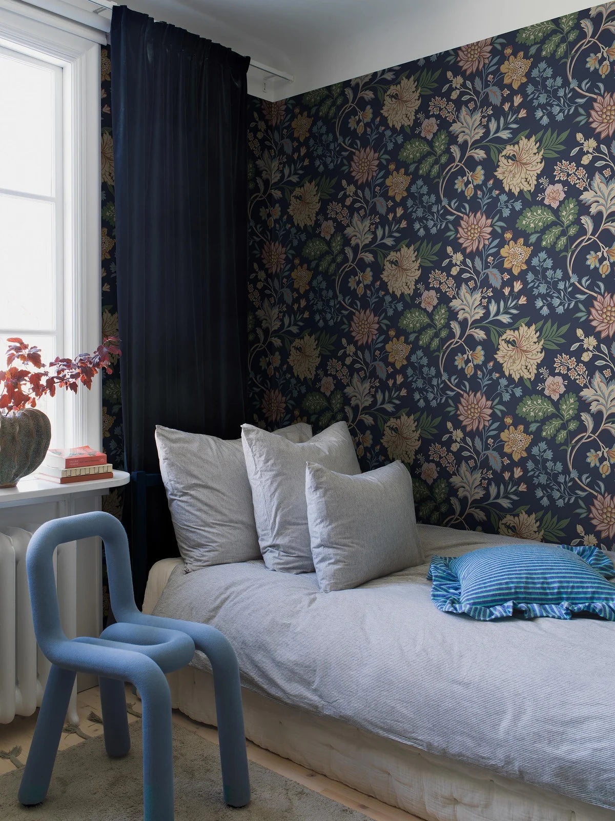 Papírová flizelinová tapeta s rostlinným vzorem ALICIA tmavě modrá se žlutou