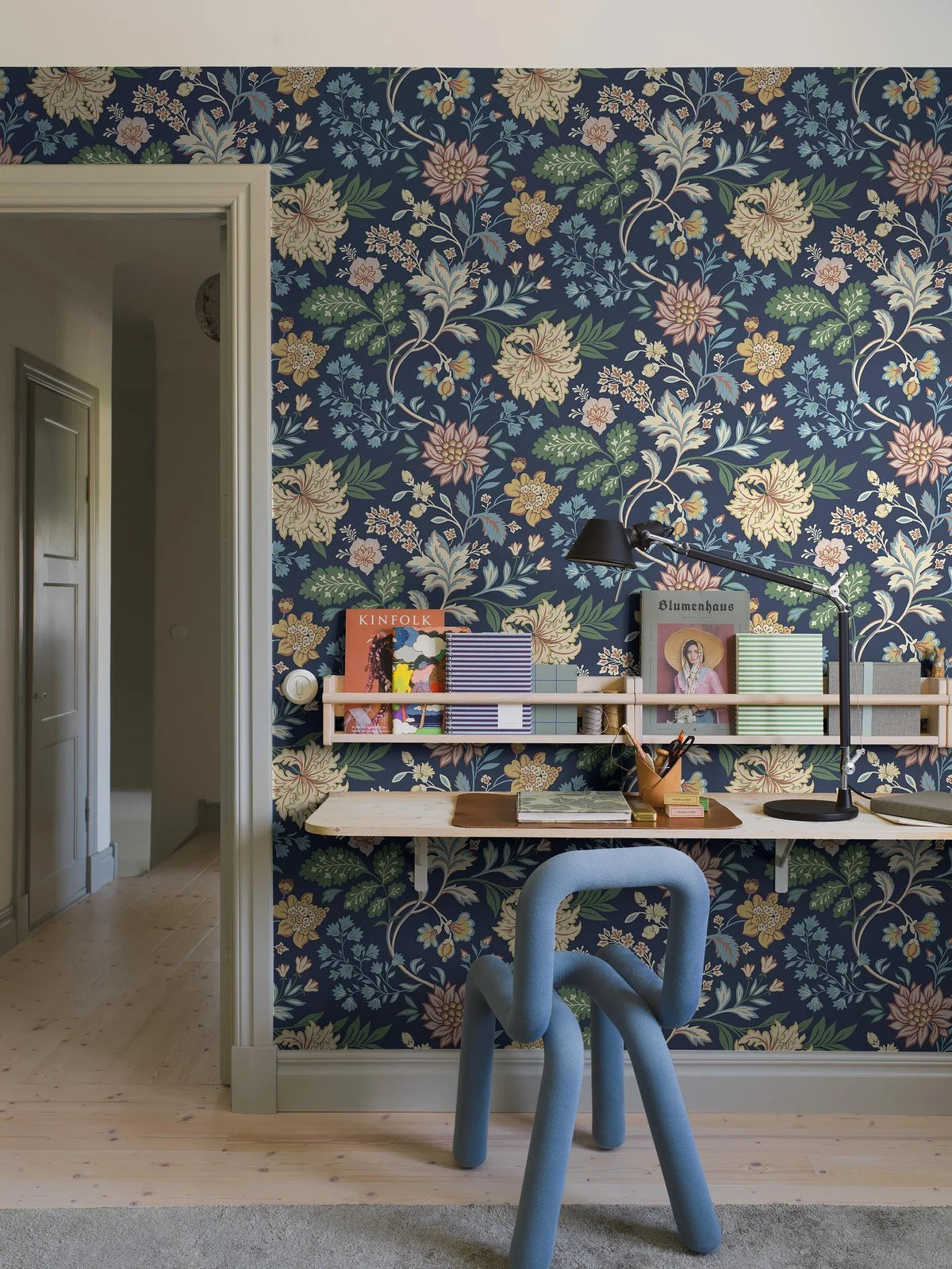 Papírová flizelinová tapeta s rostlinným vzorem ALICIA tmavě modrá se žlutou