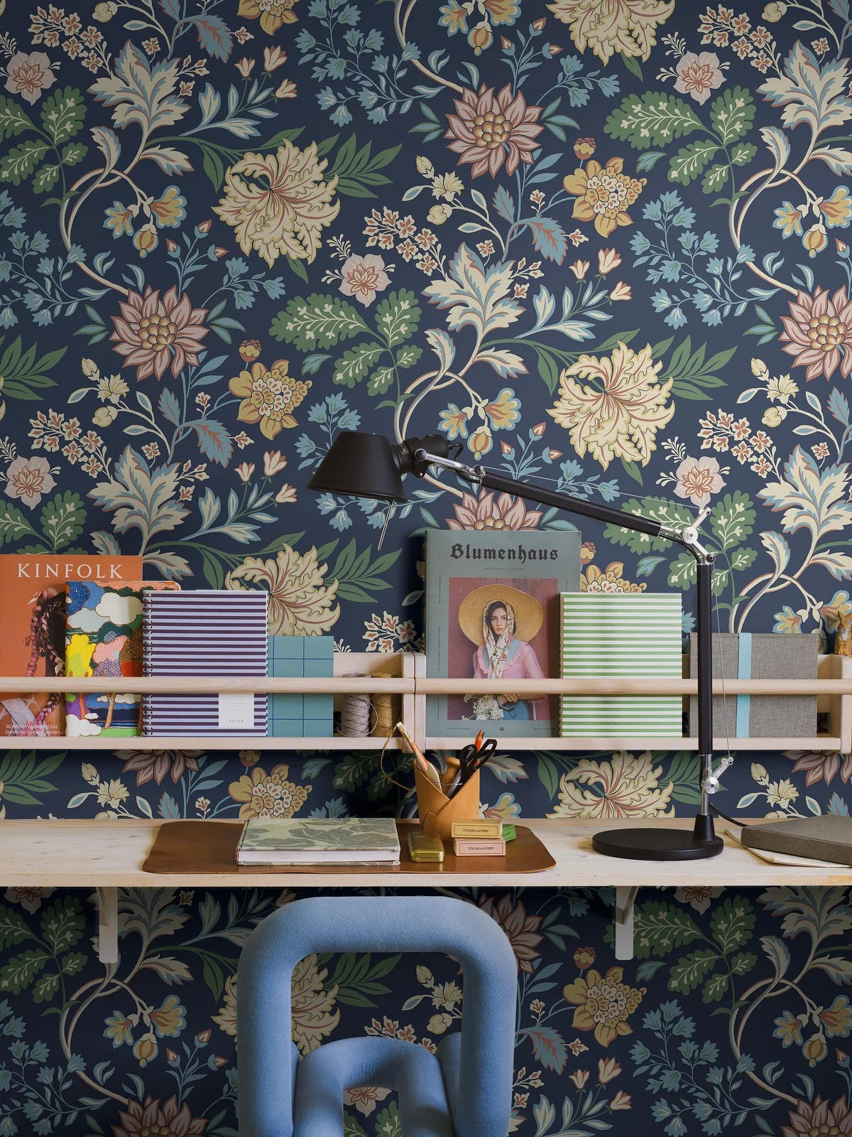 Papírová flizelinová tapeta s rostlinným vzorem ALICIA tmavě modrá se žlutou