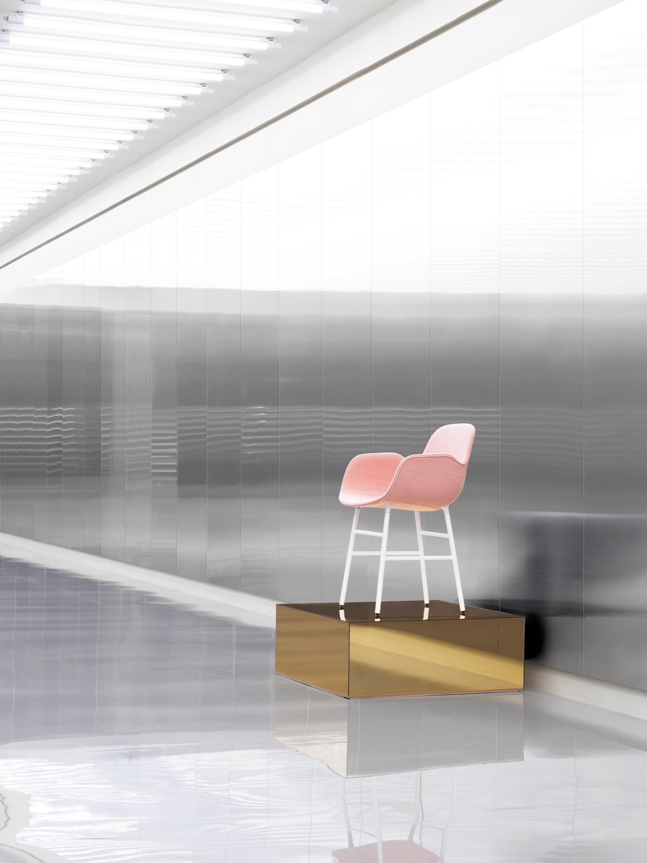 Čalouněné křeslo s opěrkami FORM s chromovanou základnou