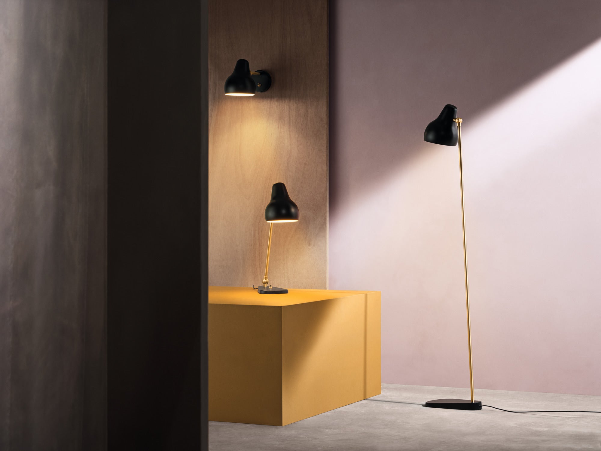 Stojací lampa VL 38 černá se zlatým povrchem