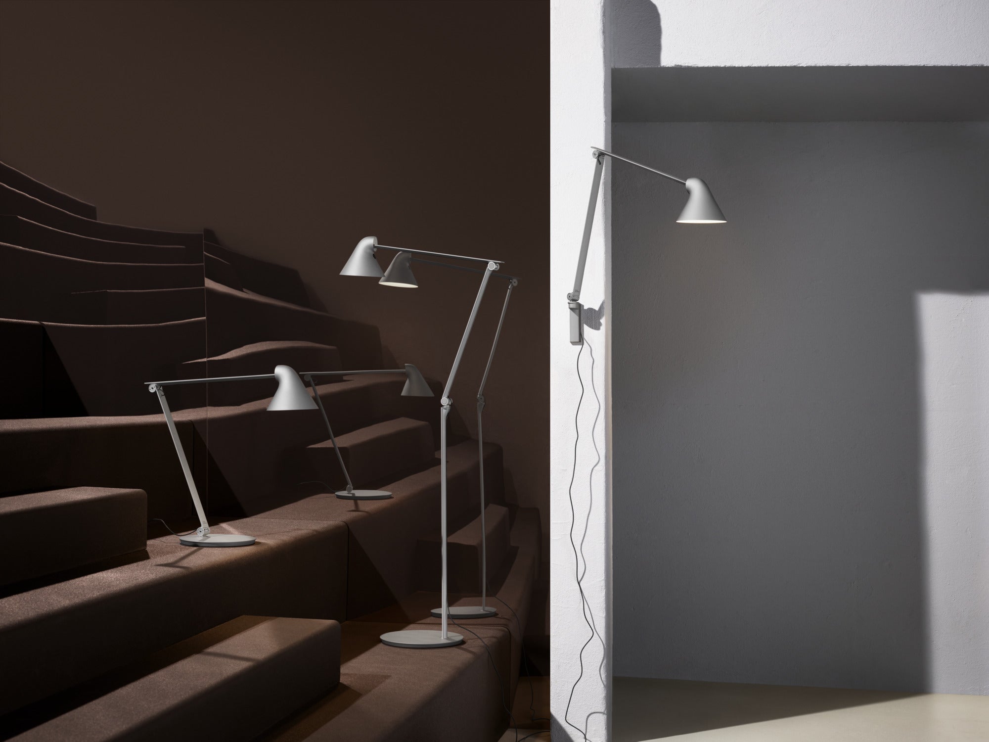 Šedá stojací lampa na čtení NJP