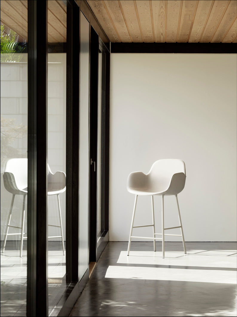 Bar chair upholstered with armrests of forms with a blue base