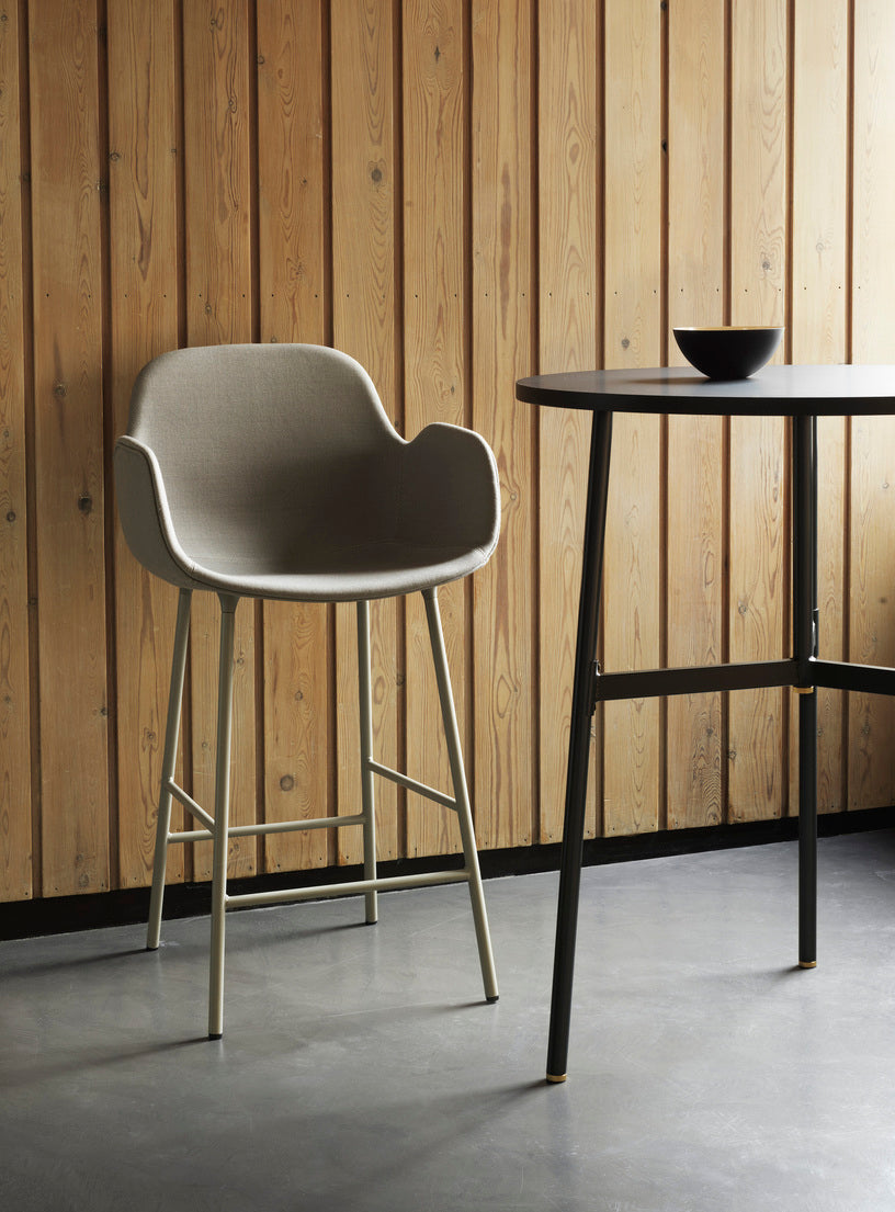 Bar chair upholstered with armrests of forms with a blue base
