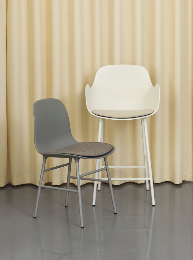 Bar chair with armrests of forms warm gray