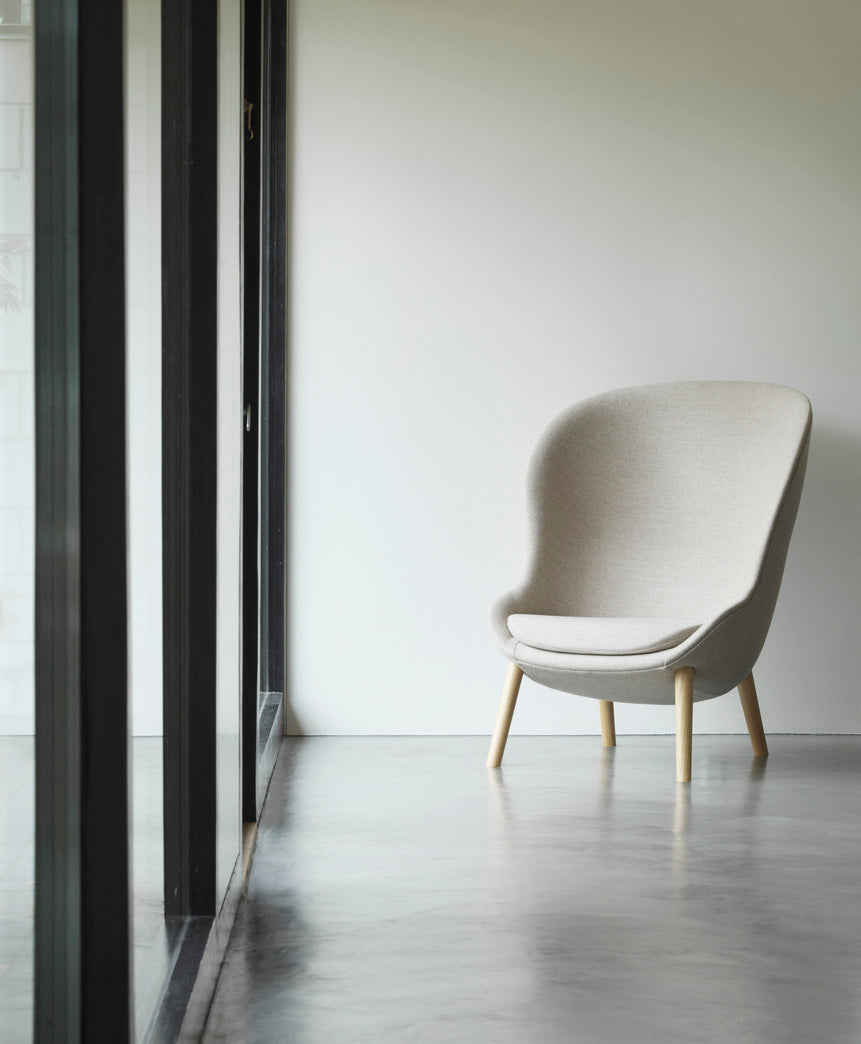 Křeslo HYG HIGH s černým dubovým podstavcem