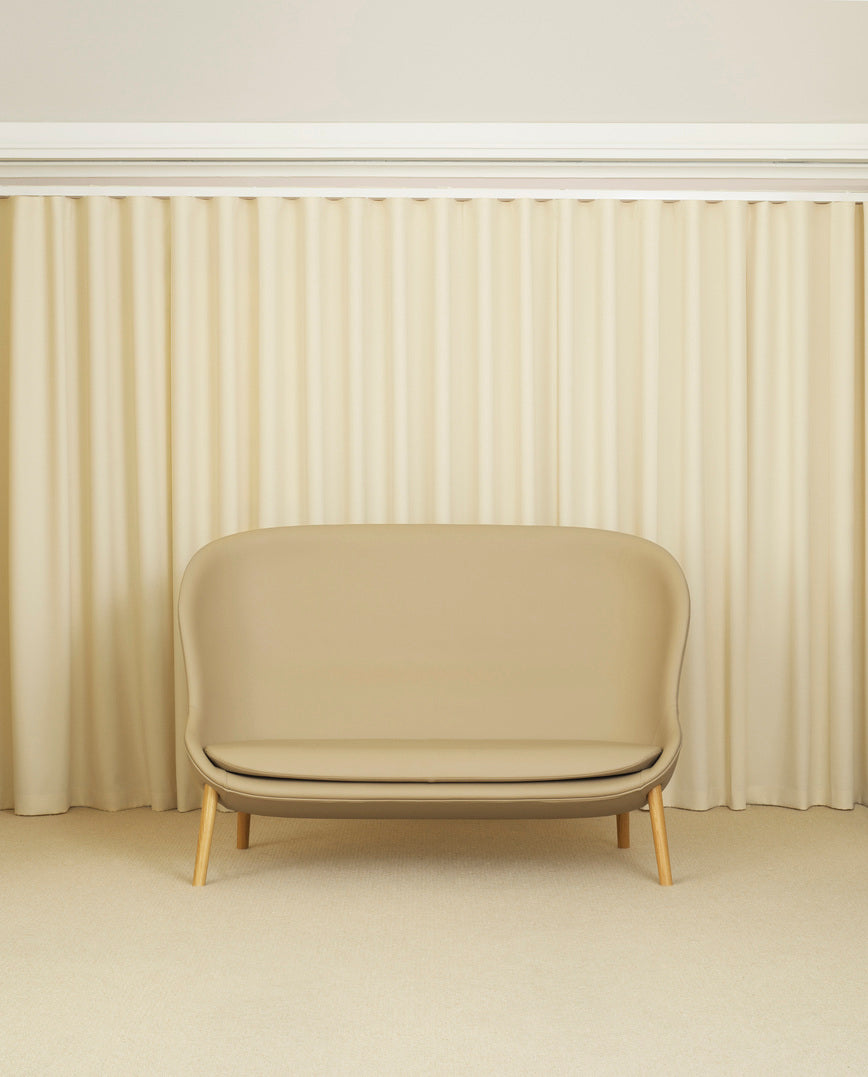 Pohovka čalouněná HYG s černým dubovým podstavcem