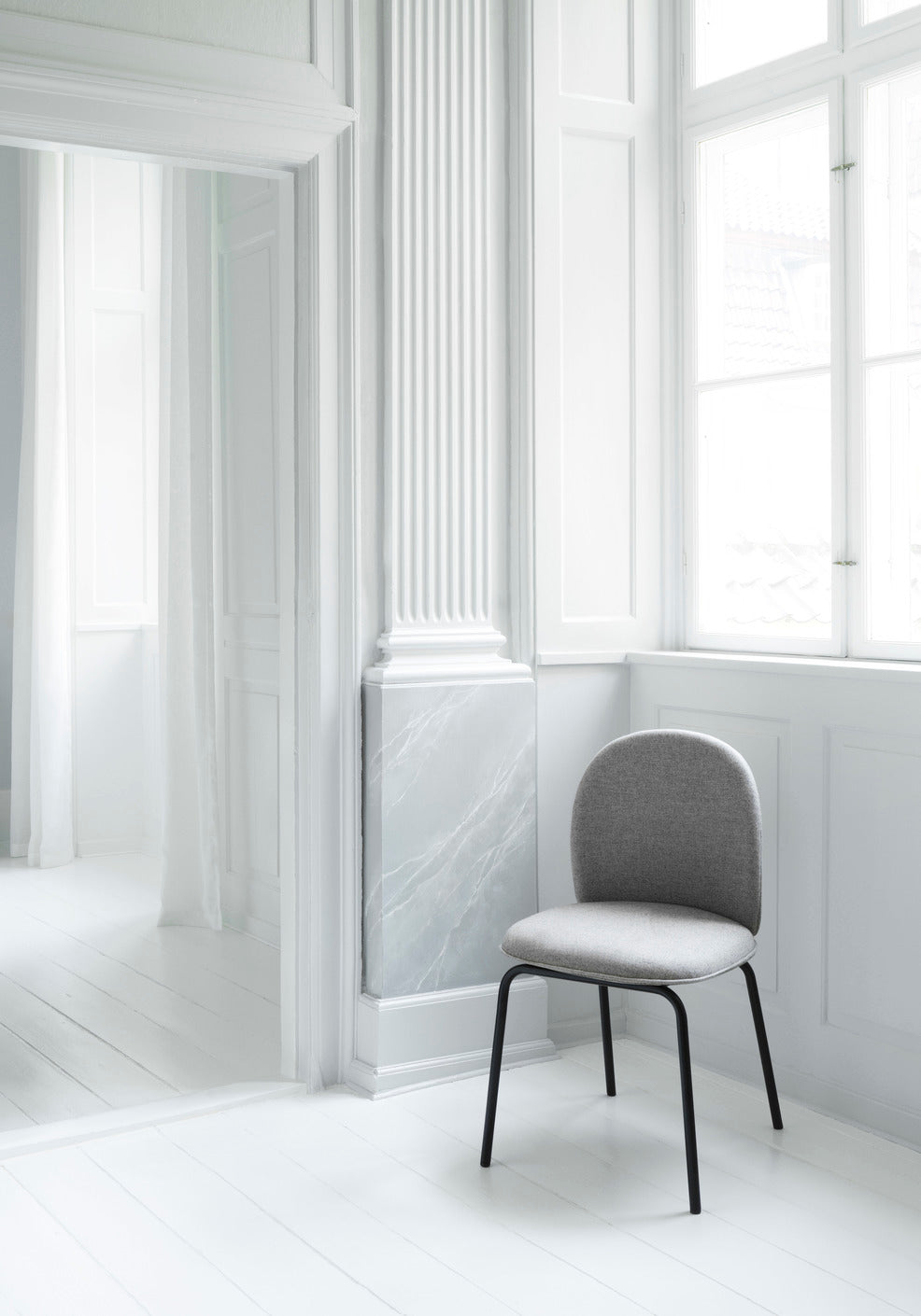 Ace chair black base
