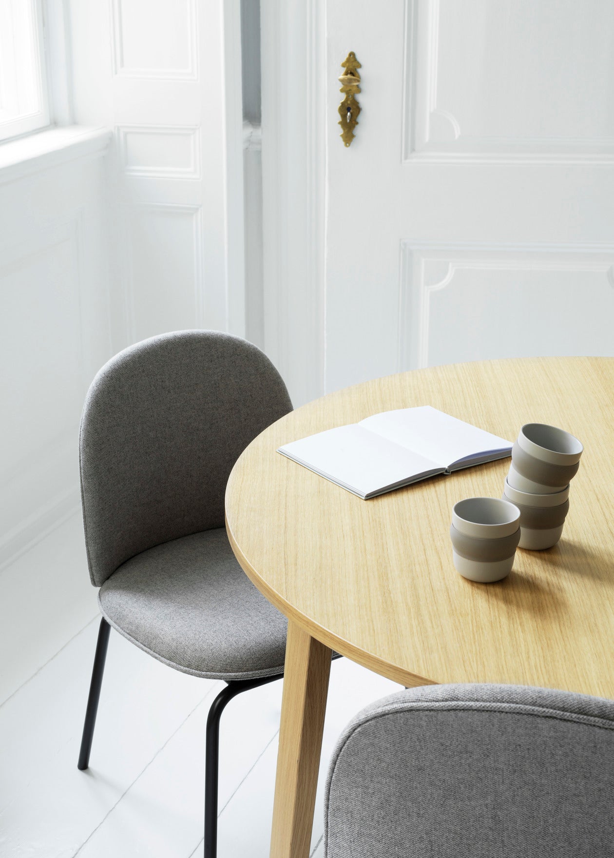 Ace chair black base