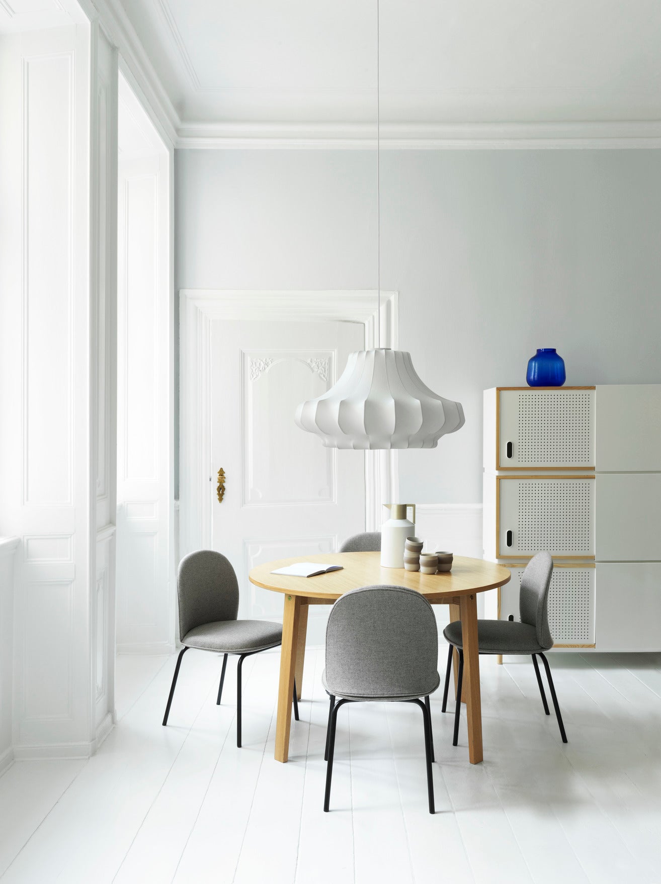 Ace chair black base