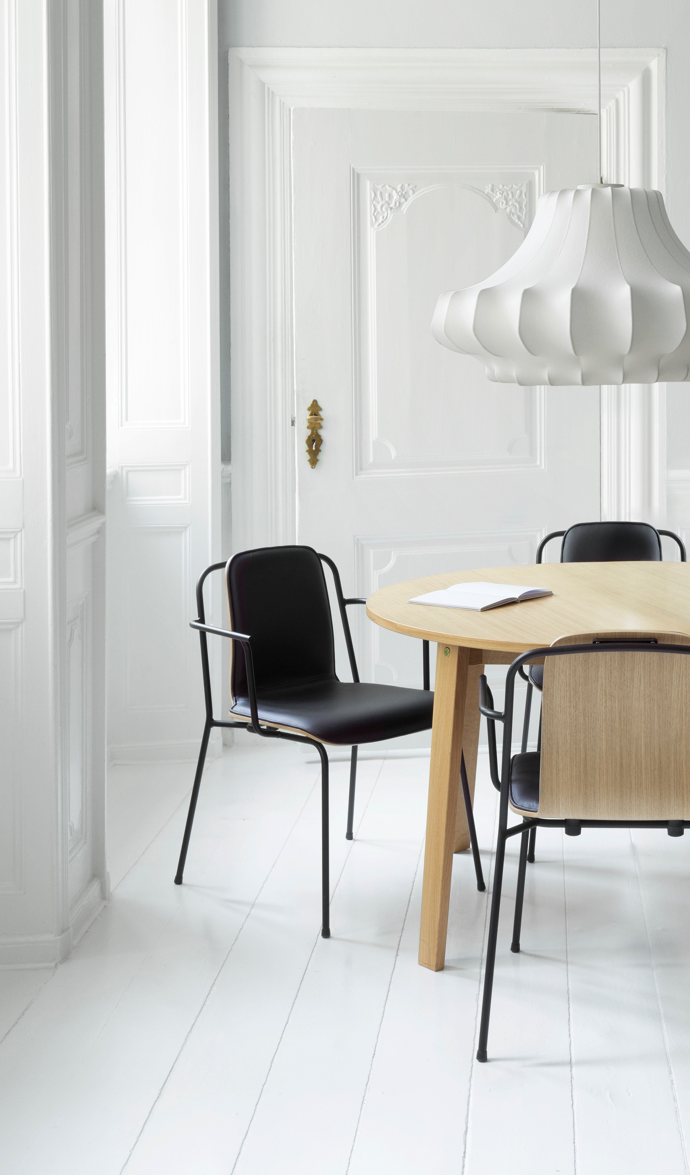 PHANTOM MEDIUM white pendant lamp