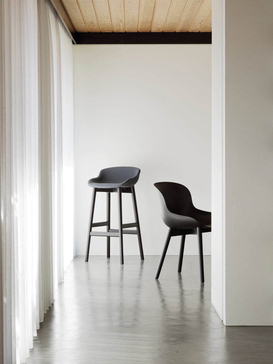 White Hyg chair with a natural oak base