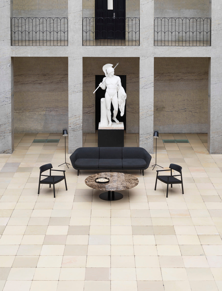 Kulatý konferenční stolek SCALA s pískovým mramorovým vrchem a černým podstavcem