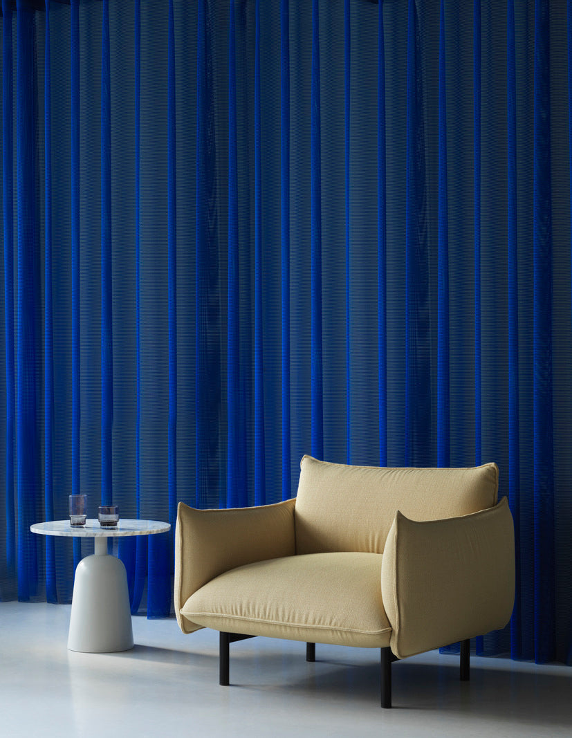 Čalouněné křeslo ARK s černým podstavcem