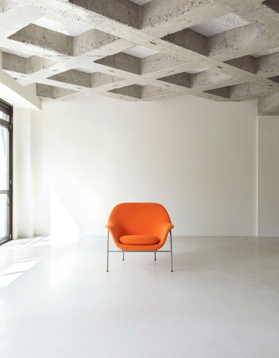 Křeslo DRAPE HIGH s černým kovovým podstavcem