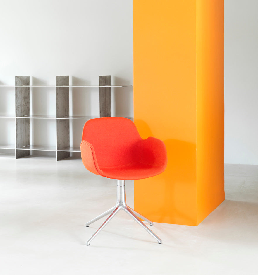 Office chair with 4l white armrests with a black base