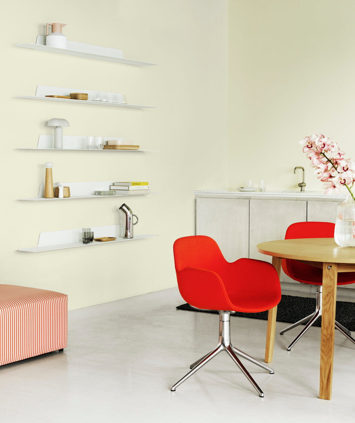 Office chair with 4l white armrests with a black base