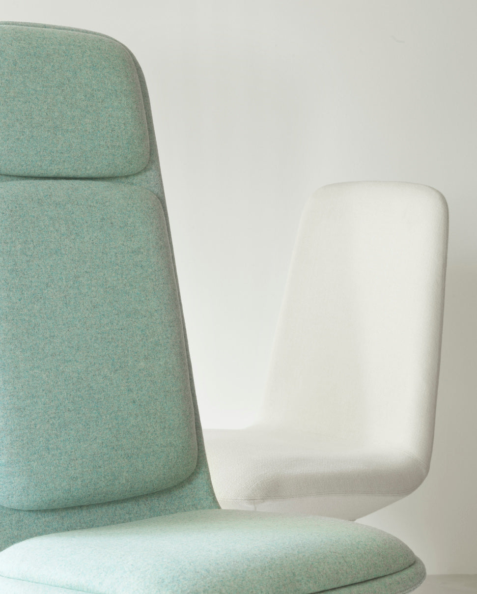 Čalouněné kancelářské křeslo s opěrkami OFF LOW 4L s černým podstavcem