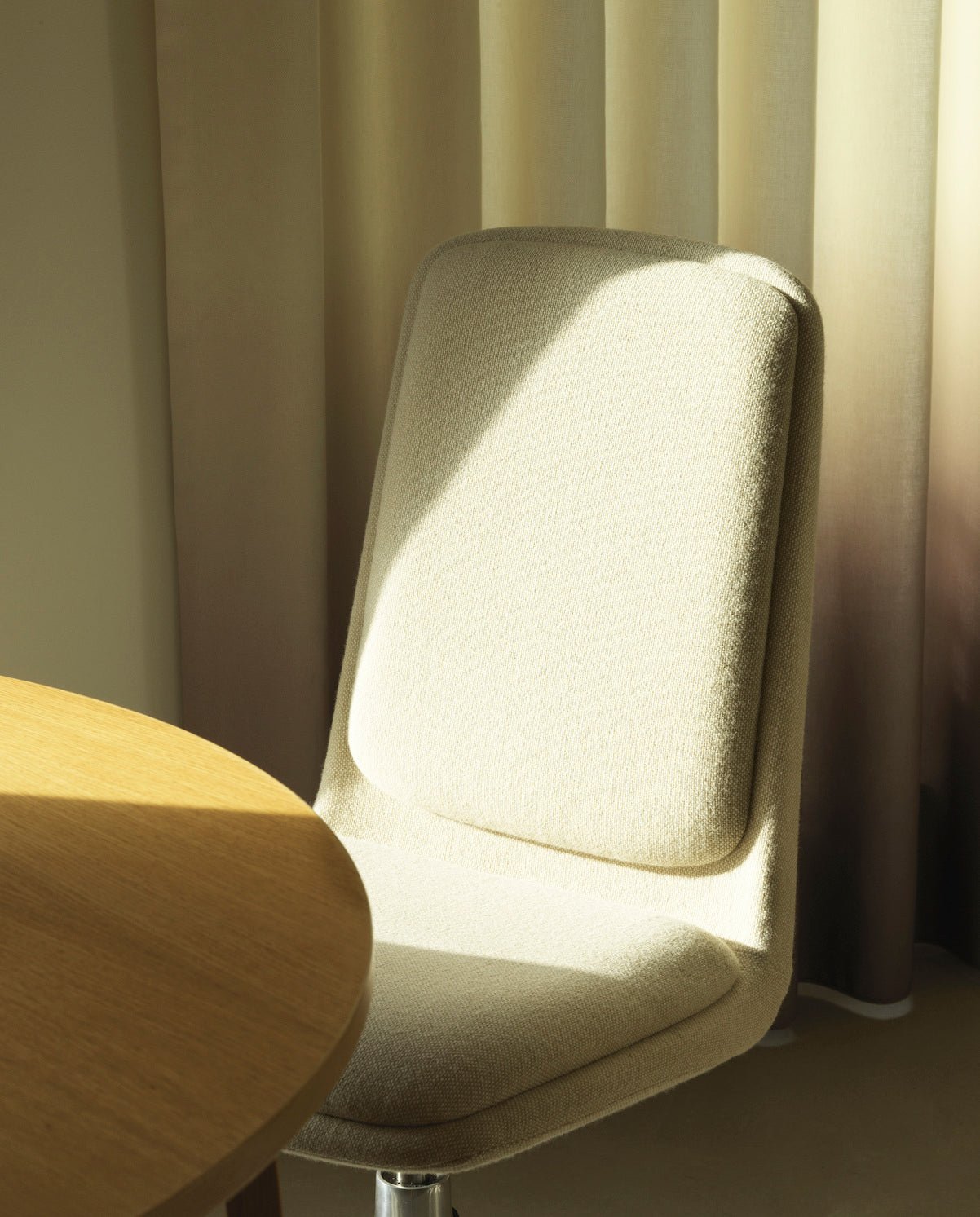 Čalouněné kancelářské křeslo s opěrkami OFF LOW 4L s černým podstavcem