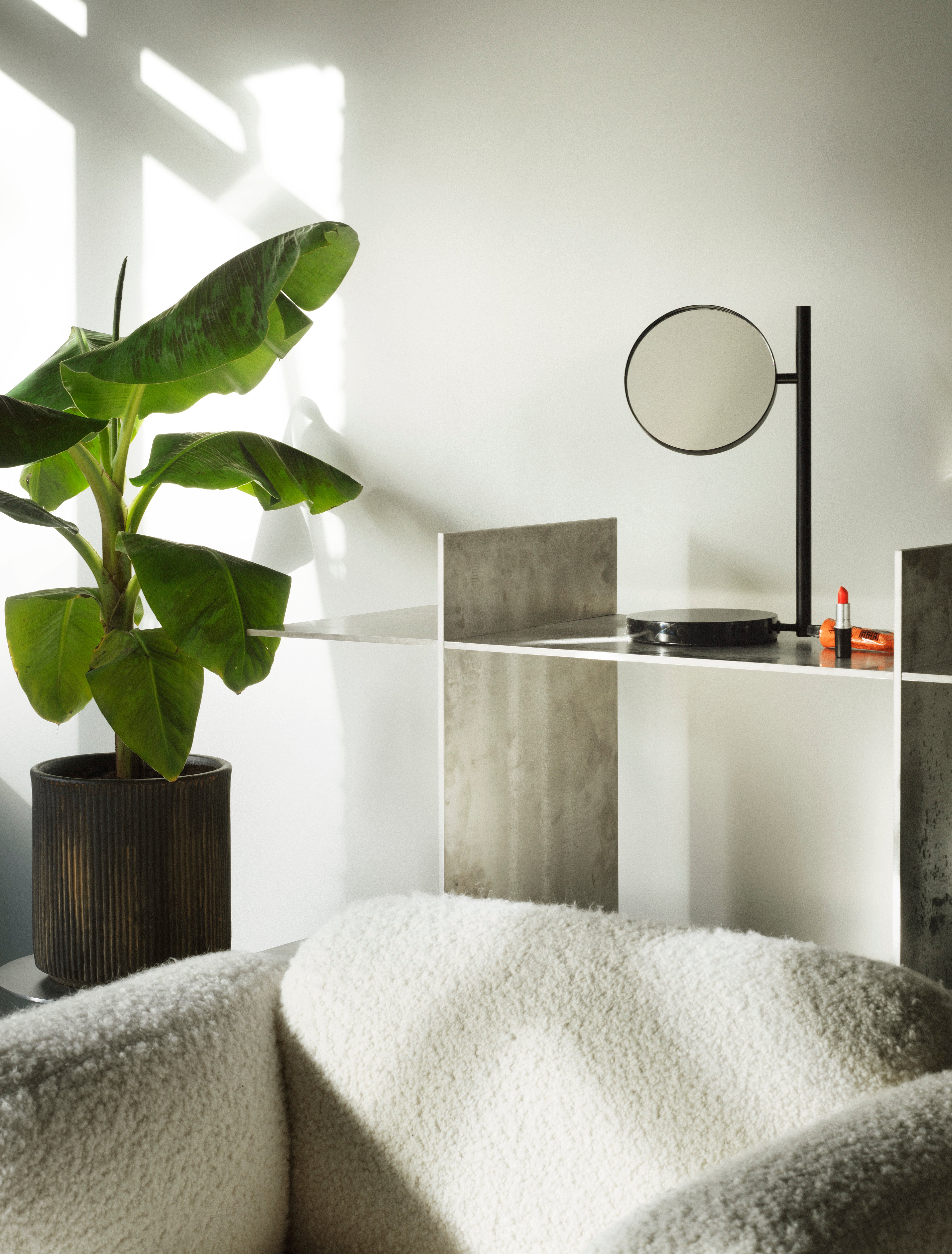 Freestanding mirror POSE black marble