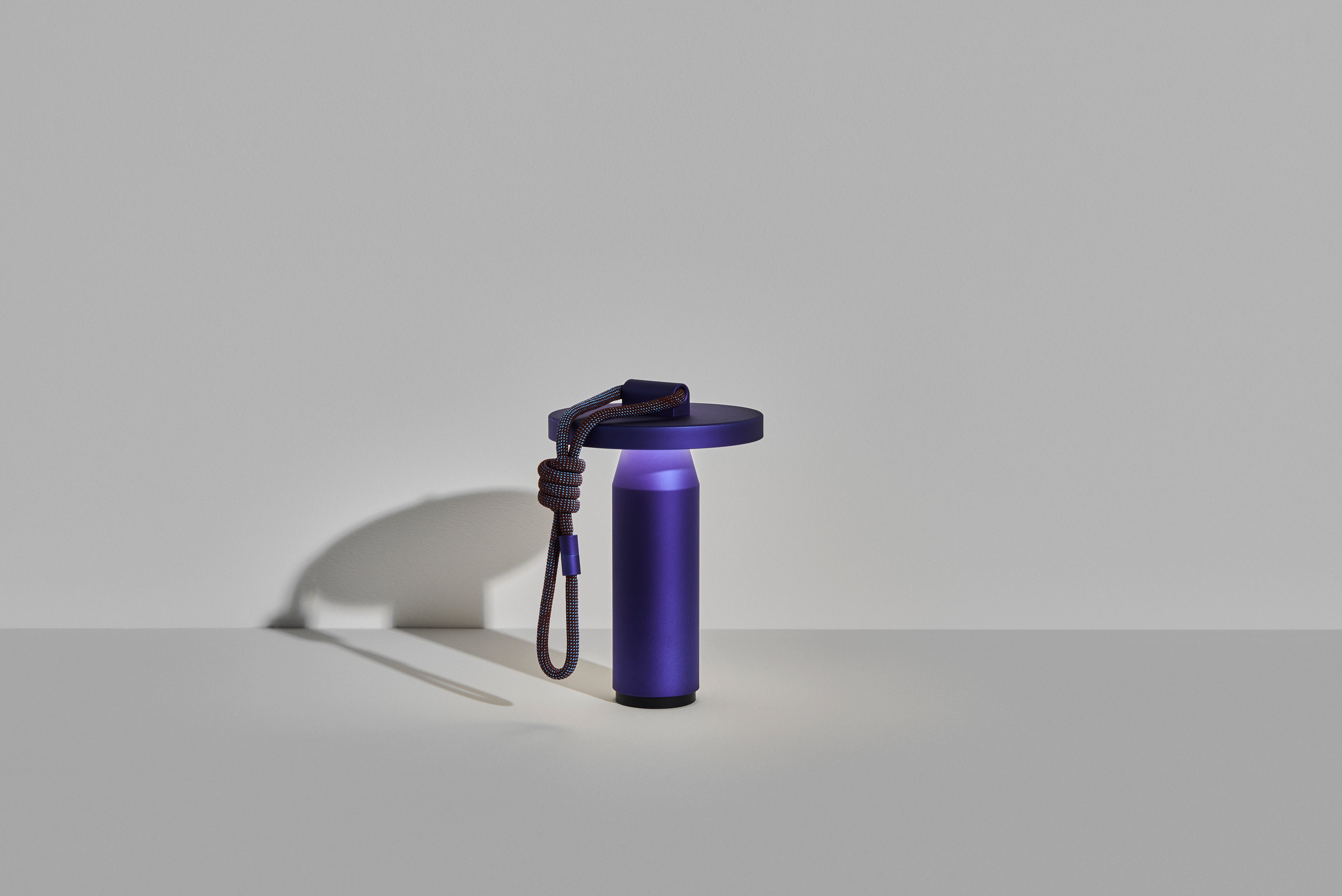 Lampa przenośna QUASAR granatowy – Petite Friture