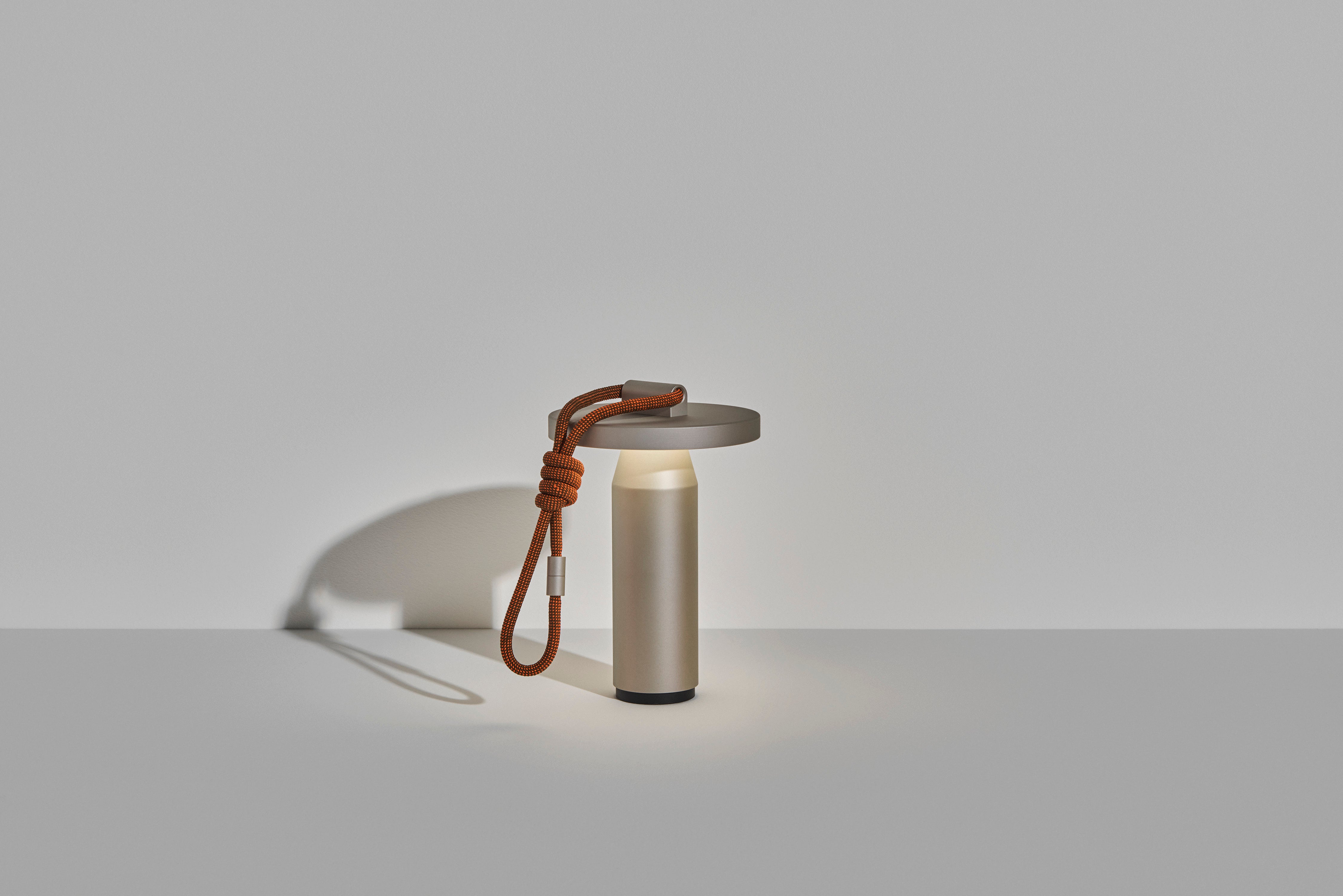 Lampa przenośna QUASAR szary – Petite Friture