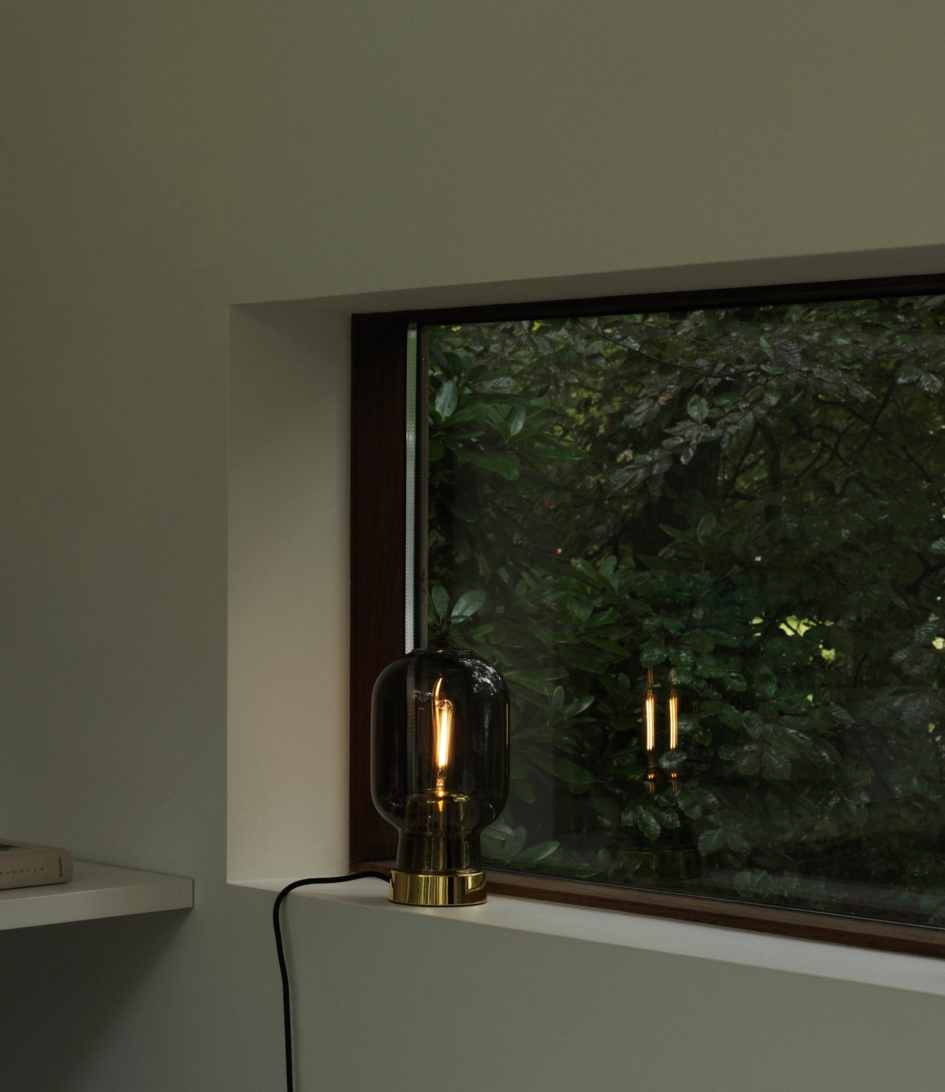 Stolní lampa AMP s kouřovým sklem a zlatým podstavcem