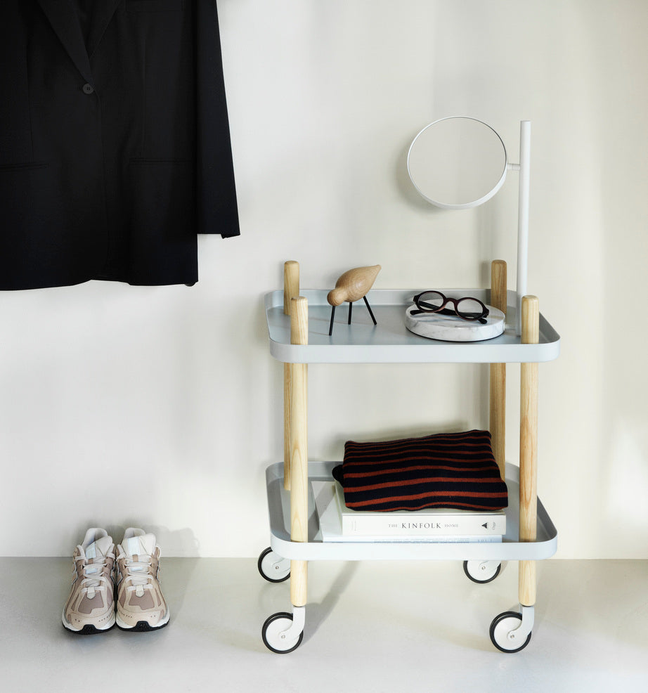 Bílý vozík na kolečkách BLOCK s jasanovými nohami