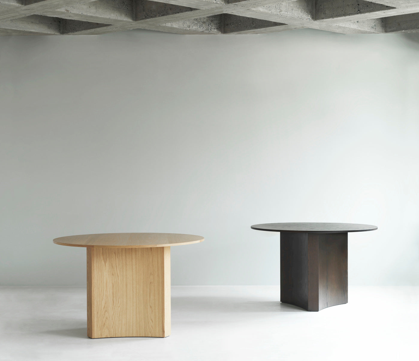 Round table bue oak veneer