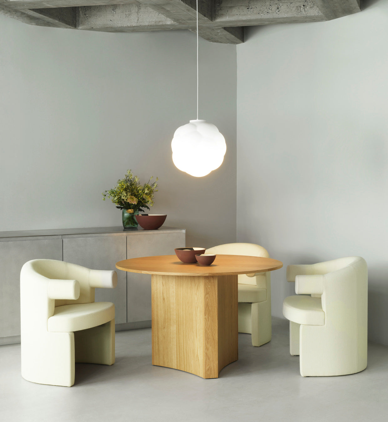 Round table bue oak veneer