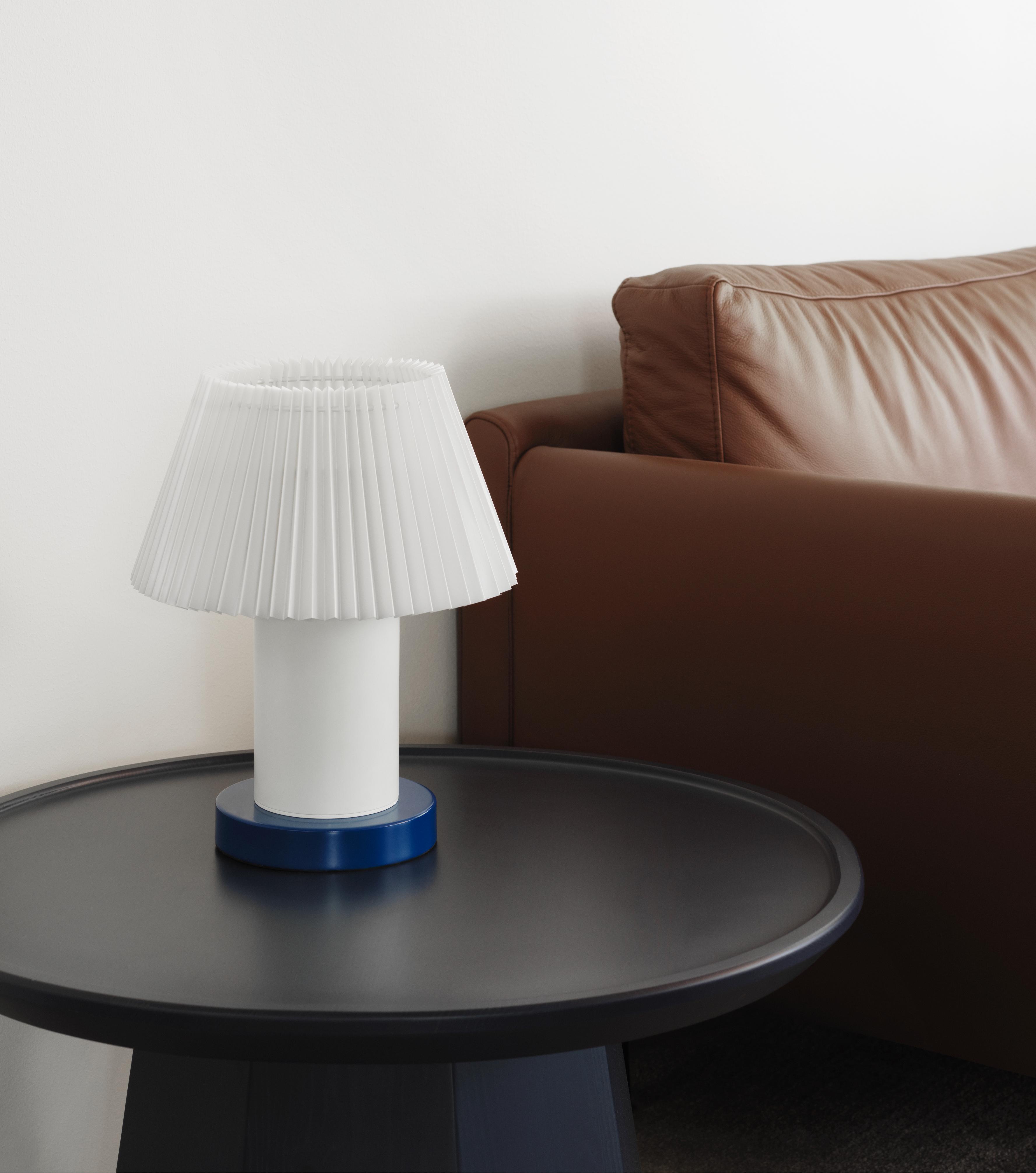 Stolní lampa CELLU bílá s modrým podstavcem