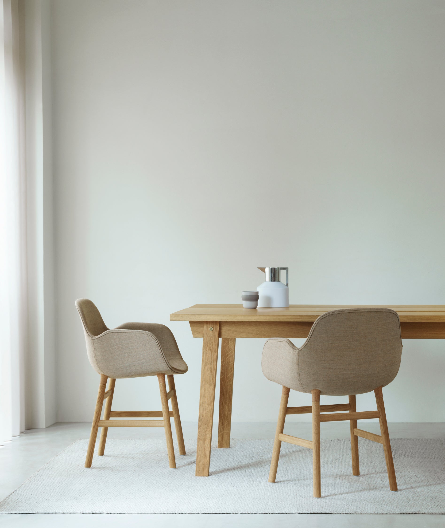 Chair with gray armrests with a nutty base