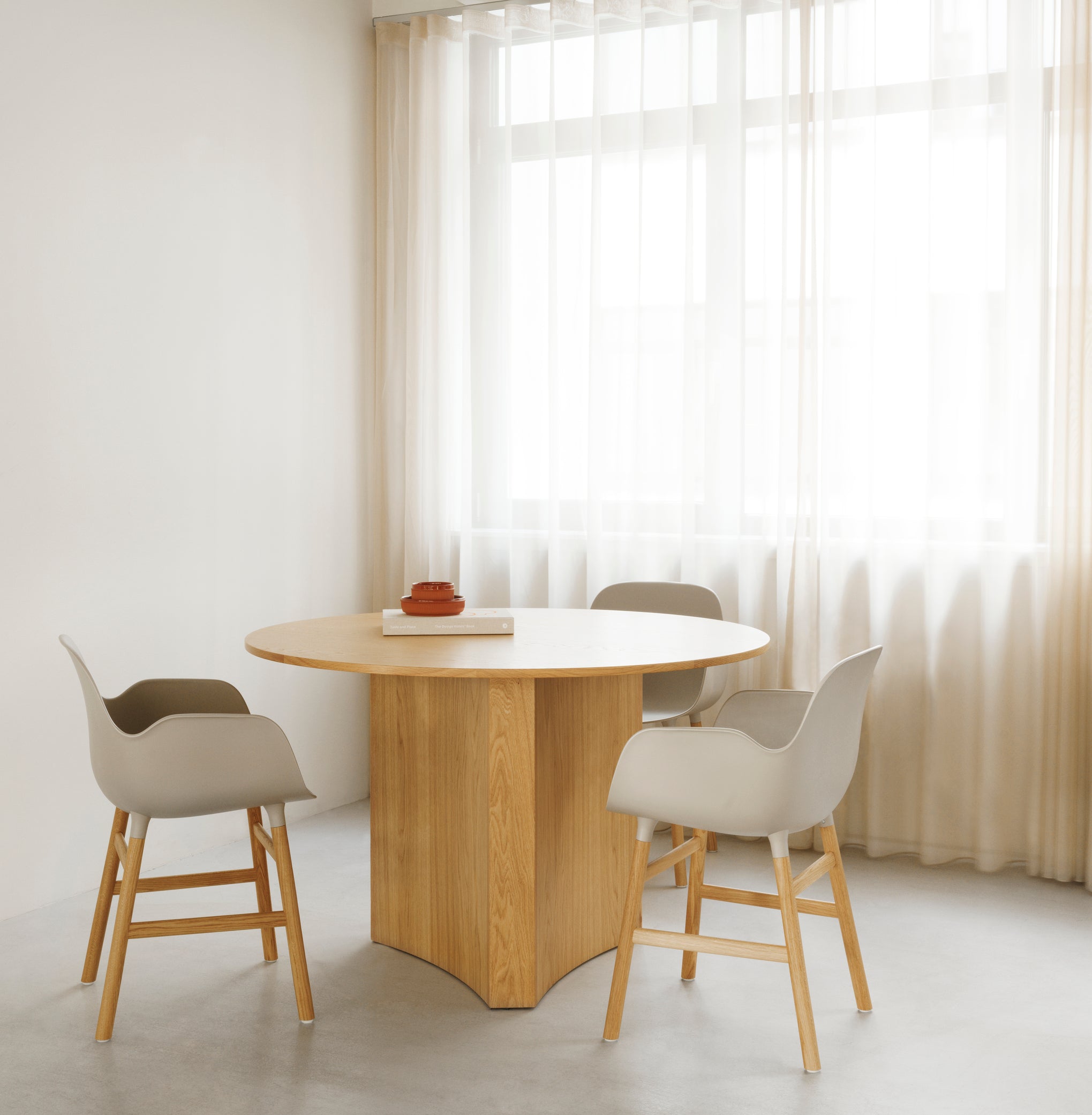 Round table bue oak veneer