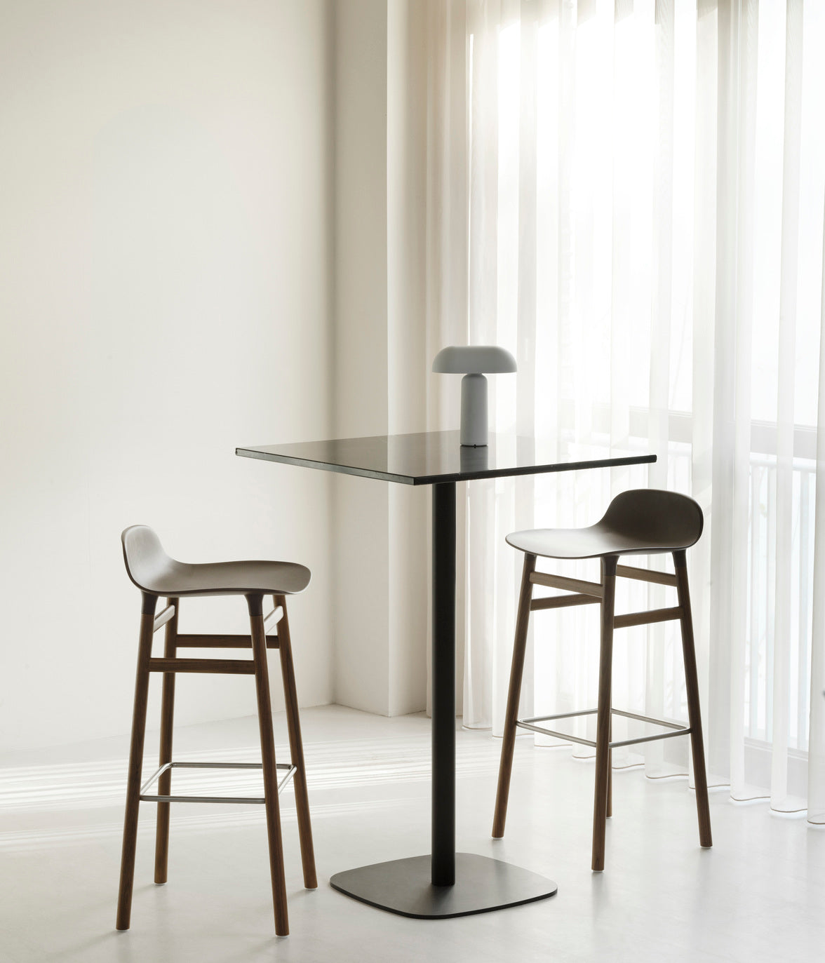 Hocker Form Blue Form with an oak base