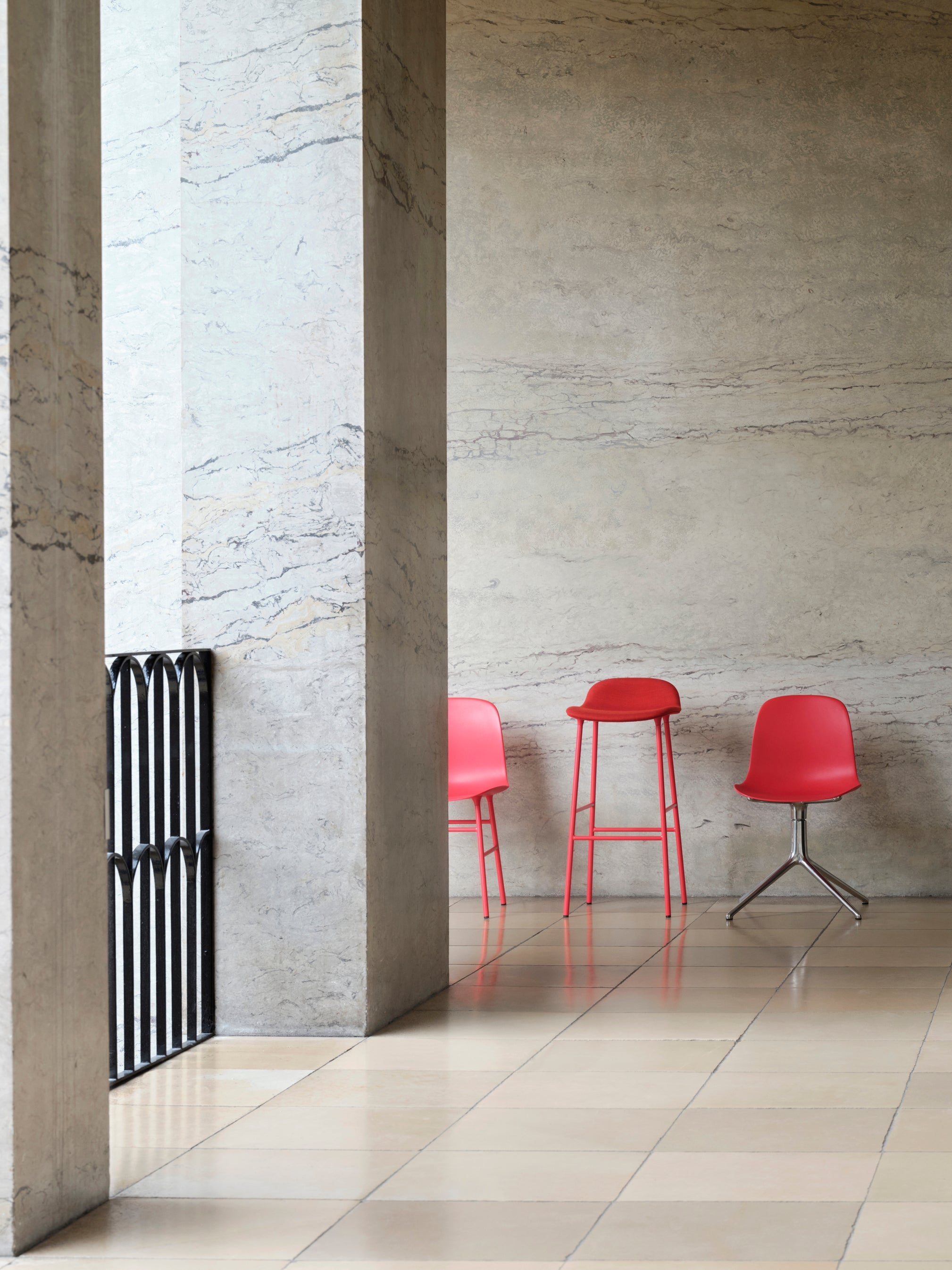 Kancelářská židle FORM 4L světle šedá s černým podstavcem