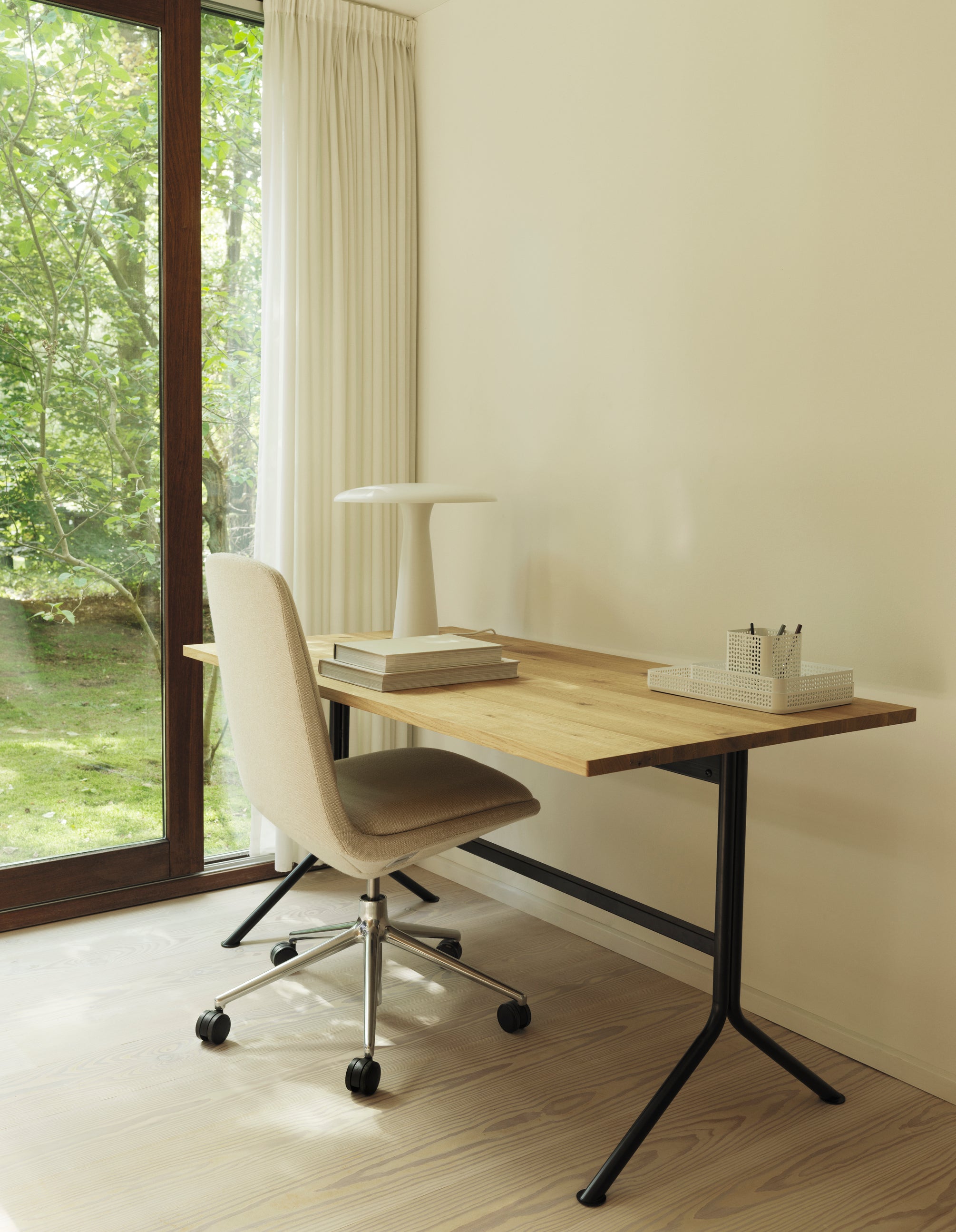 Psací stůl KIP tmavě hnědý se šedým podstavcem