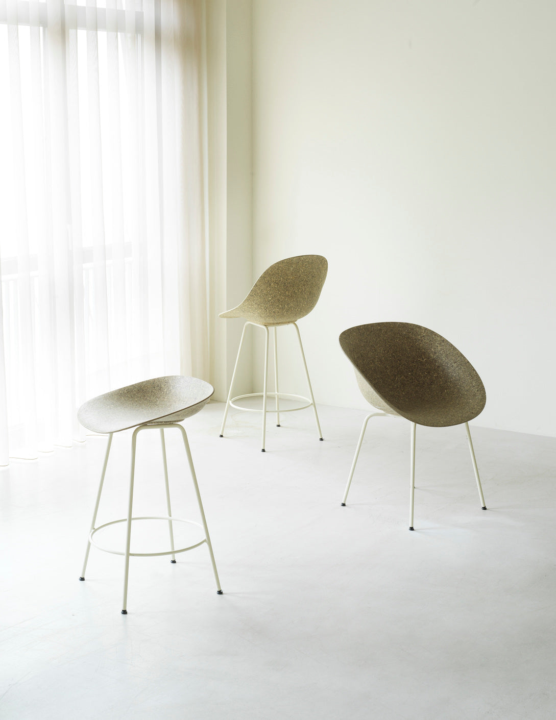 Bar chair with a backrest of beige mat with a cream base