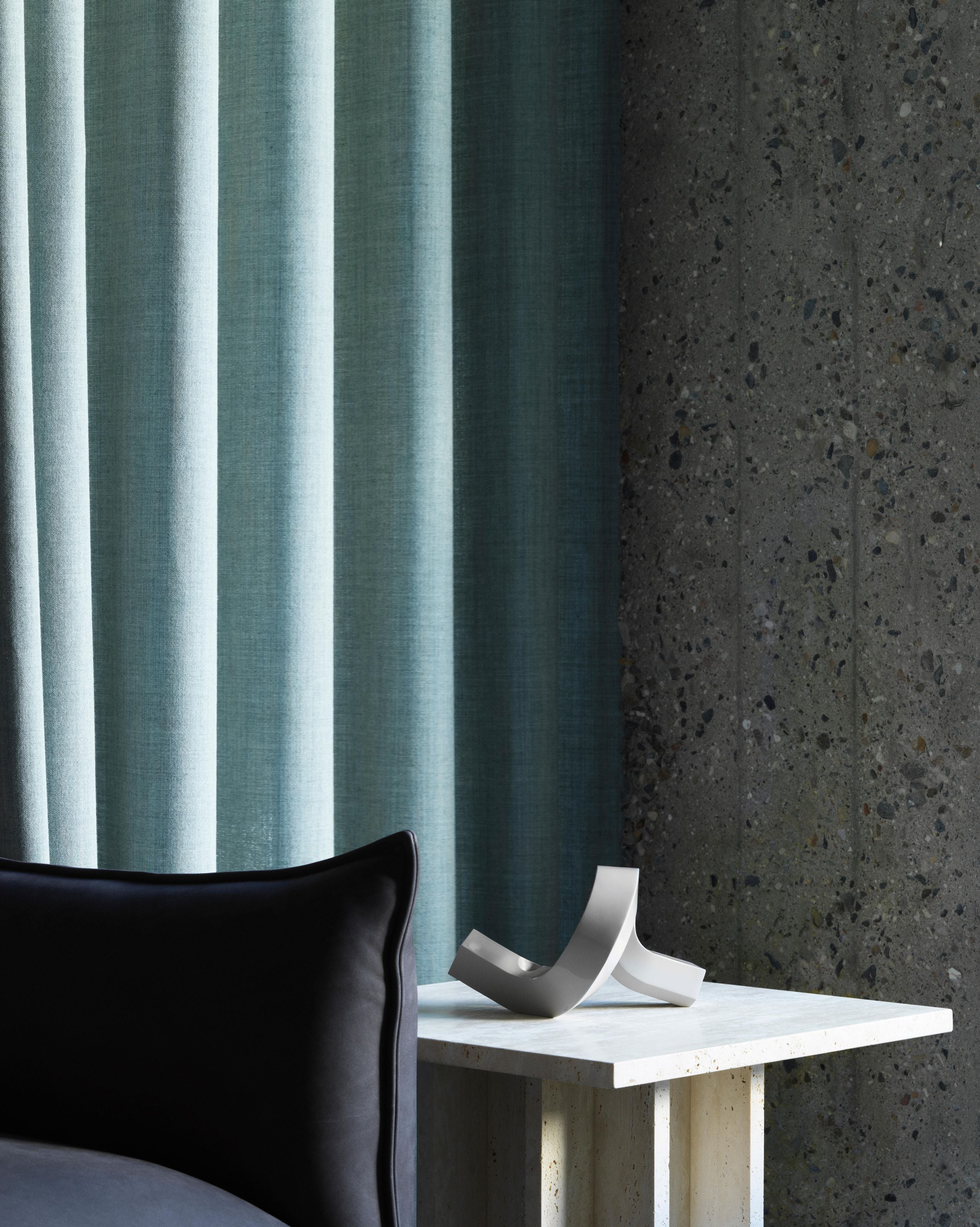 Svícen CROOKED ONE teplá šedá