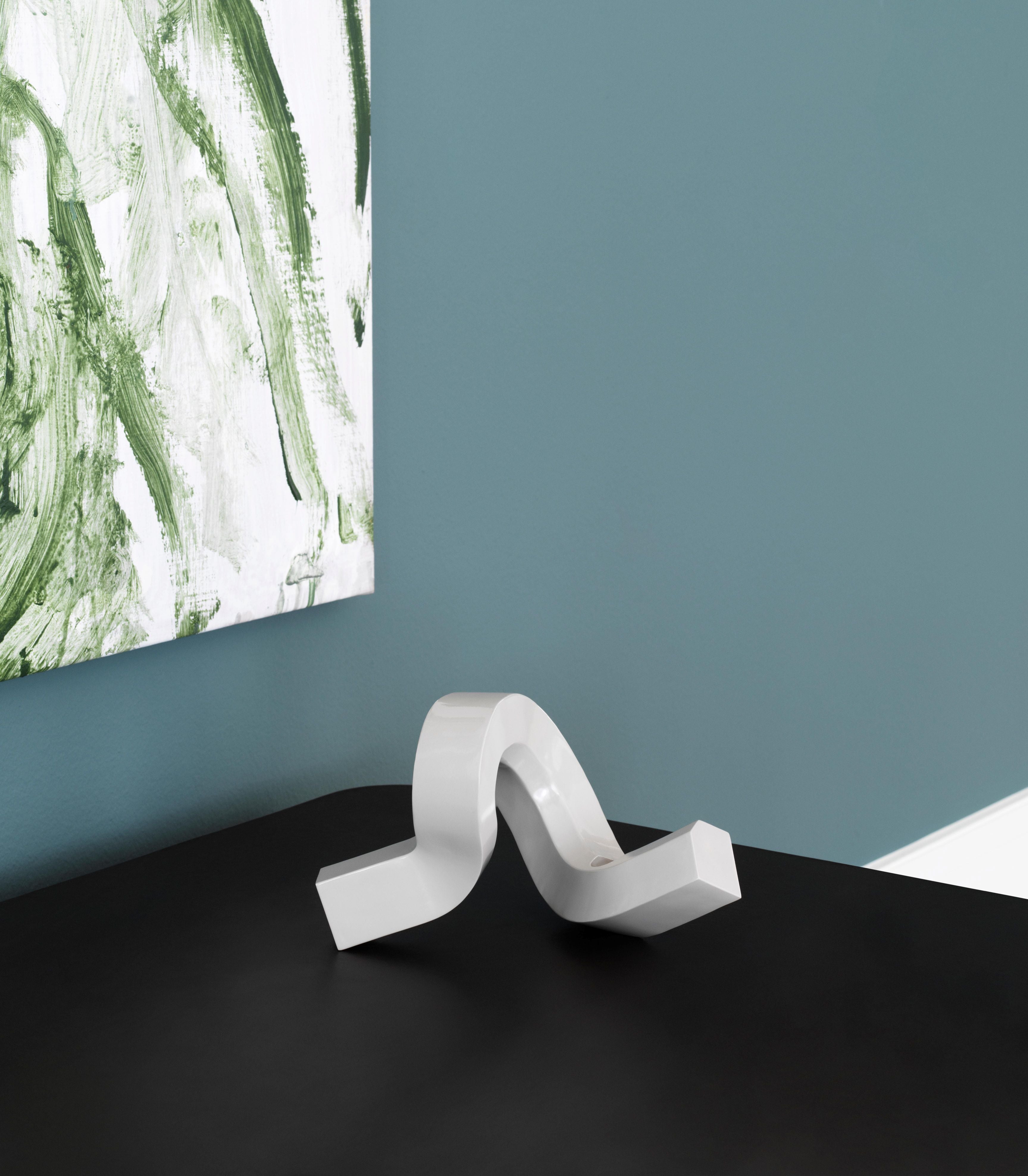 Svícen CROOKED ONE teplá šedá