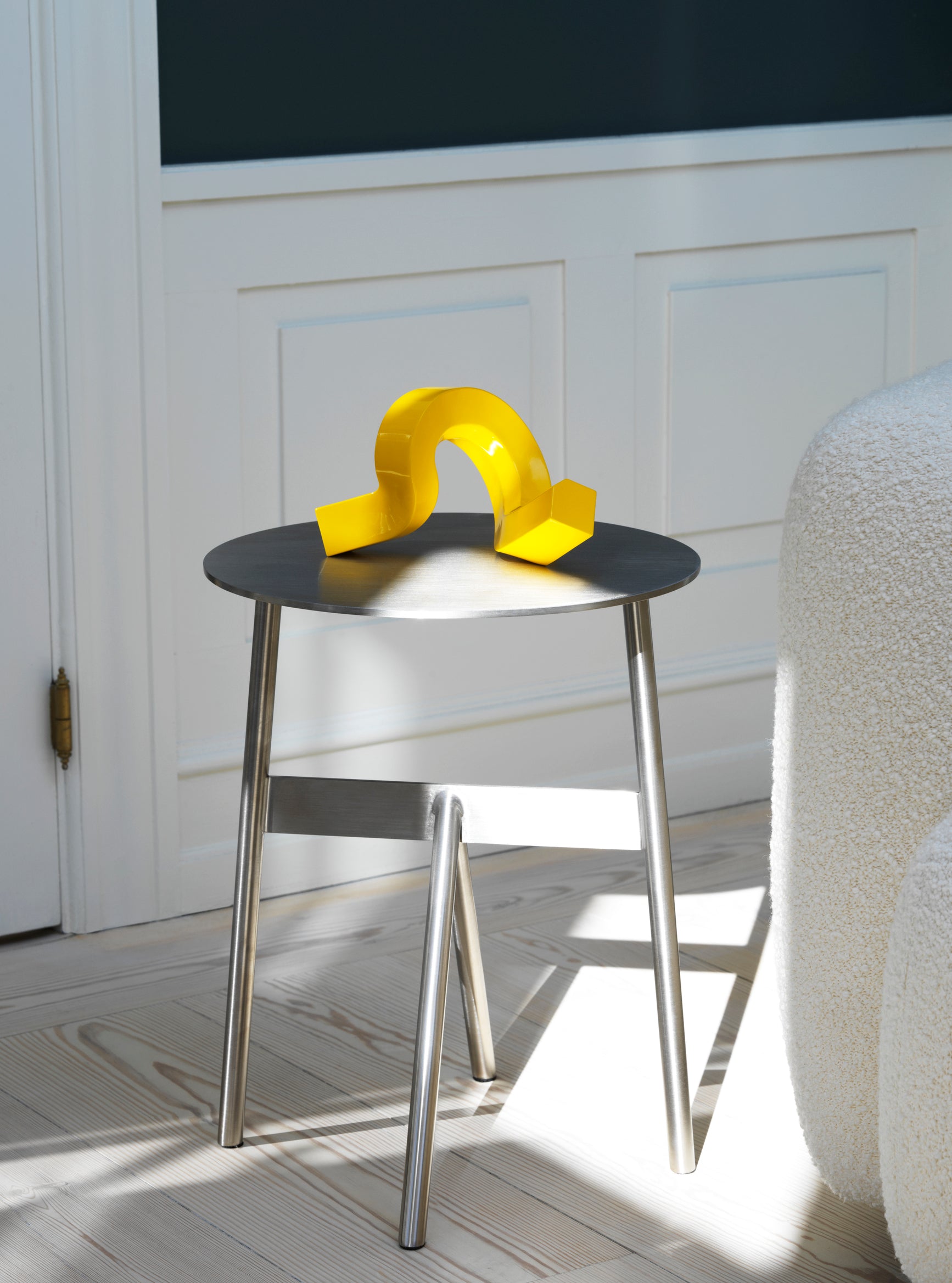 Svícen CROOKED ONE žlutý