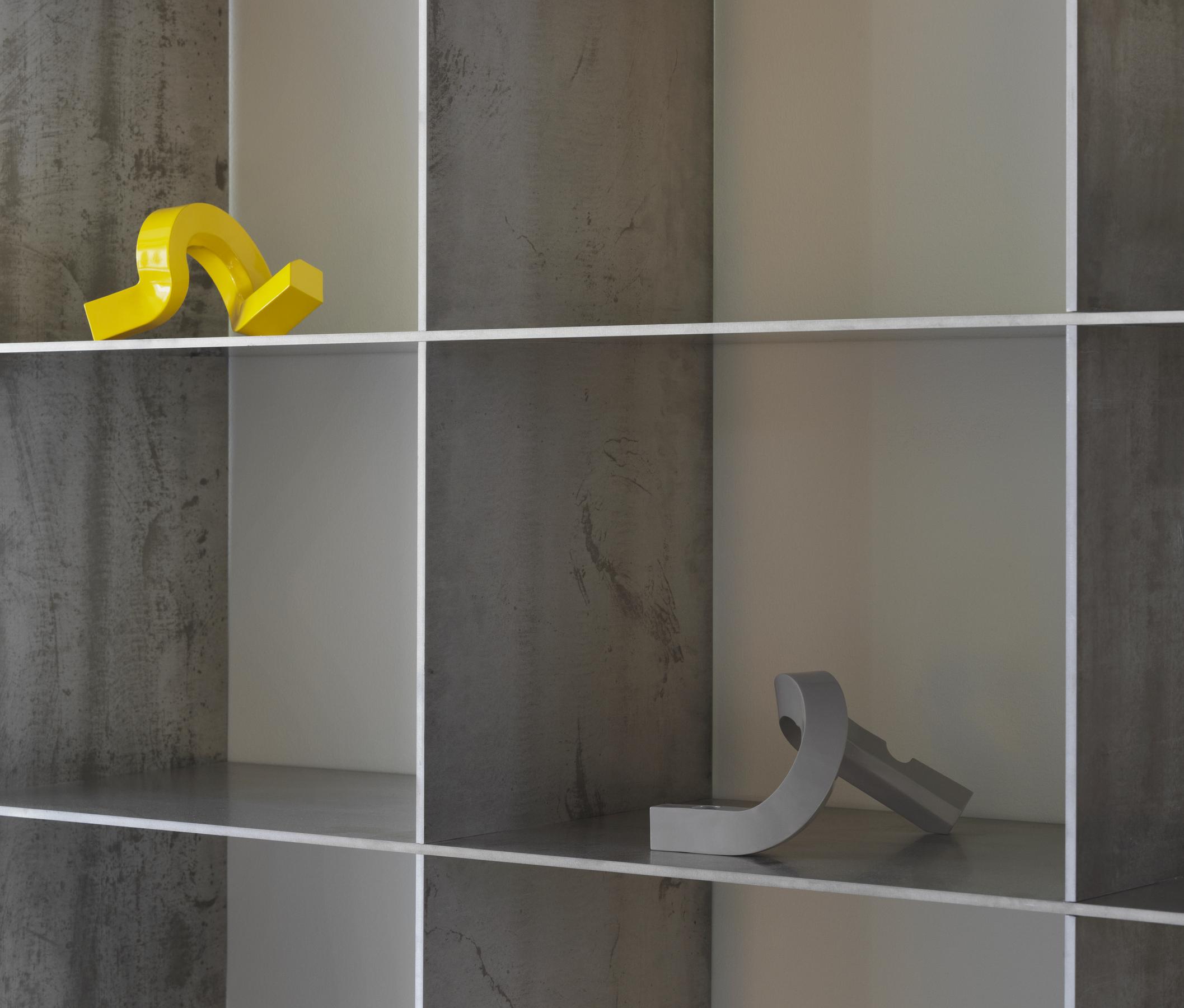 Svícen CROOKED ONE žlutý